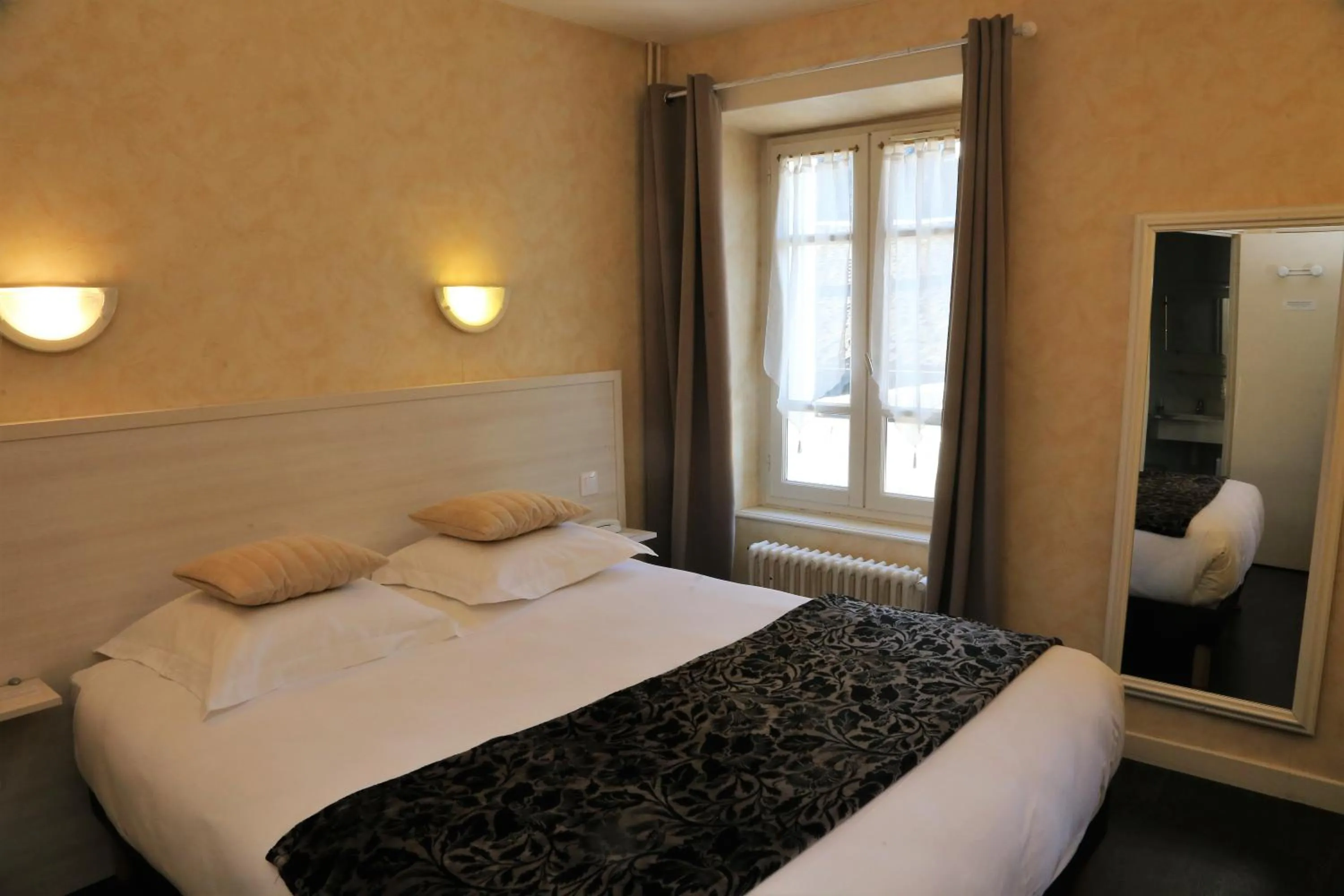 Bed in Logis L'Ecu De France