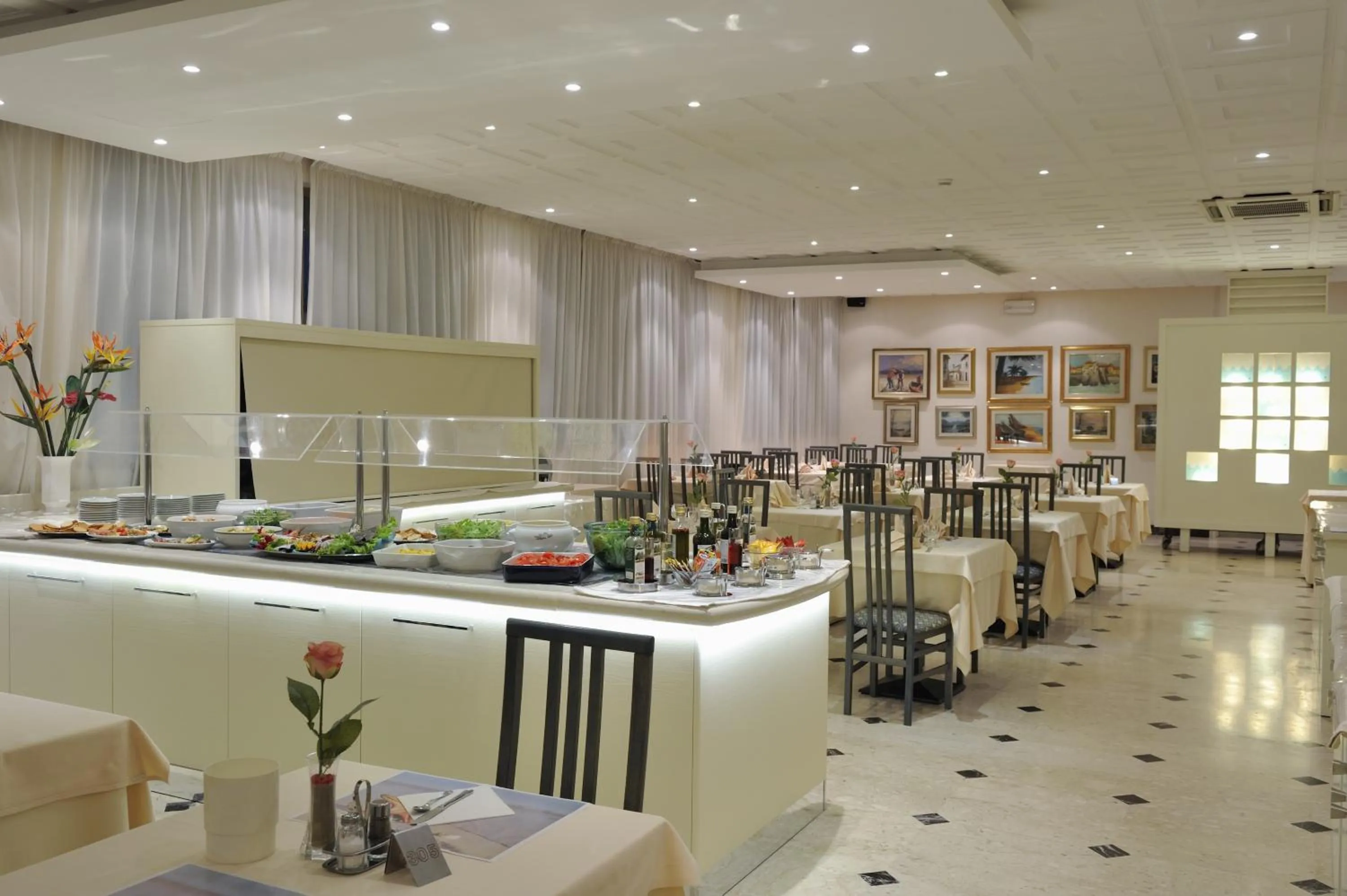 Restaurant/places to eat in Hotel Eros