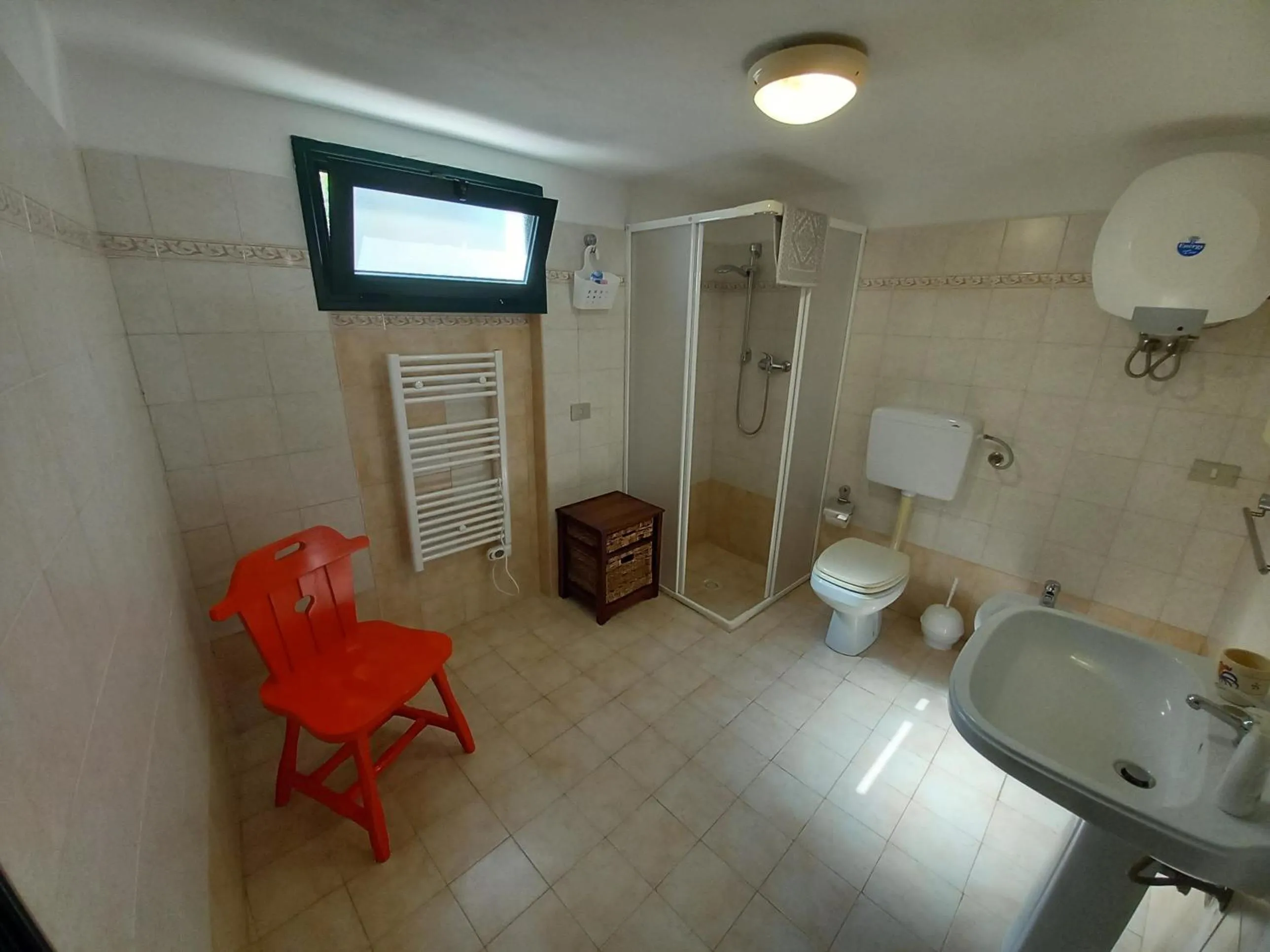 Toilet in Breezes B&B