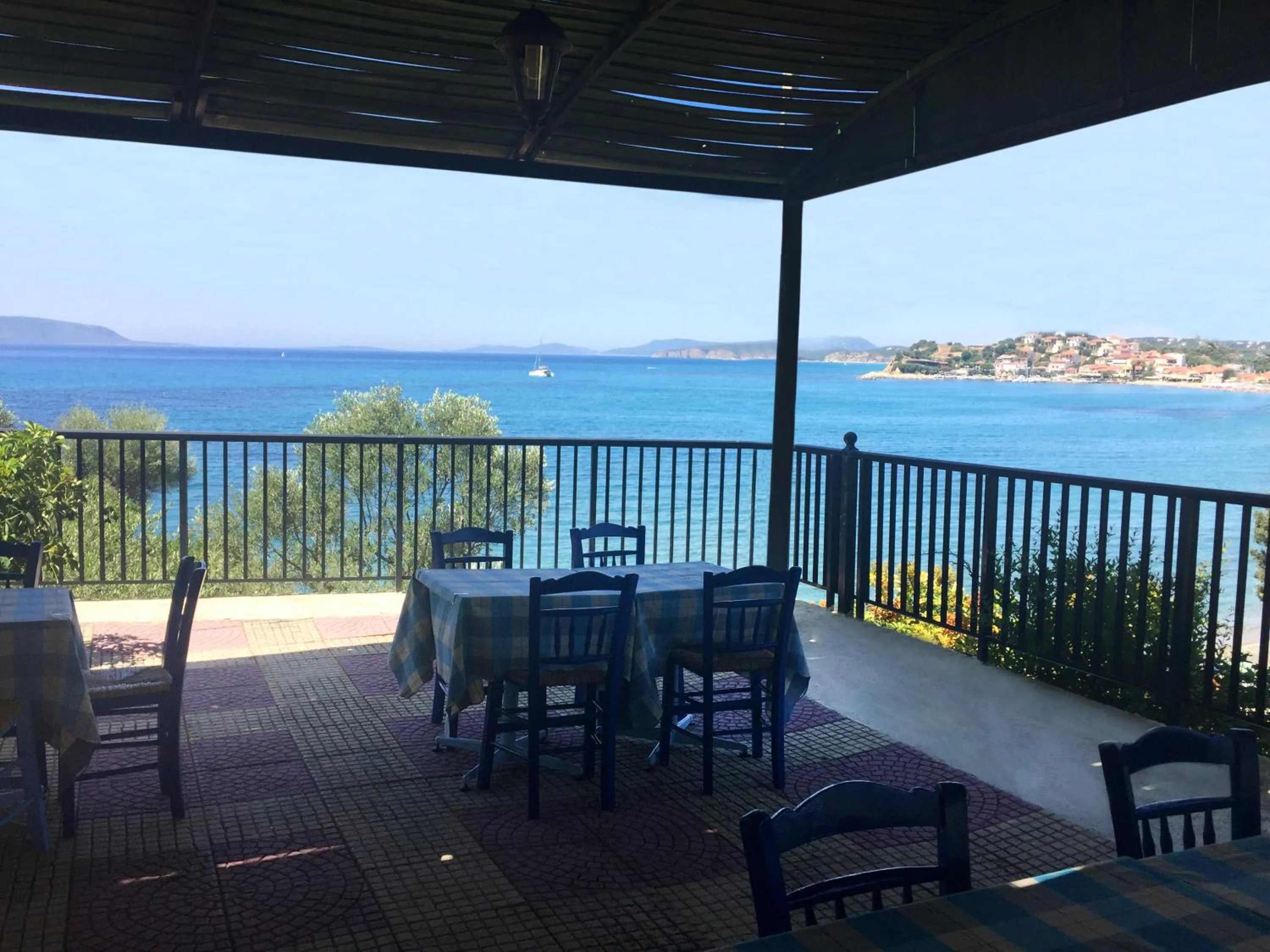 Restaurant/places to eat in Hotel Golden Sun