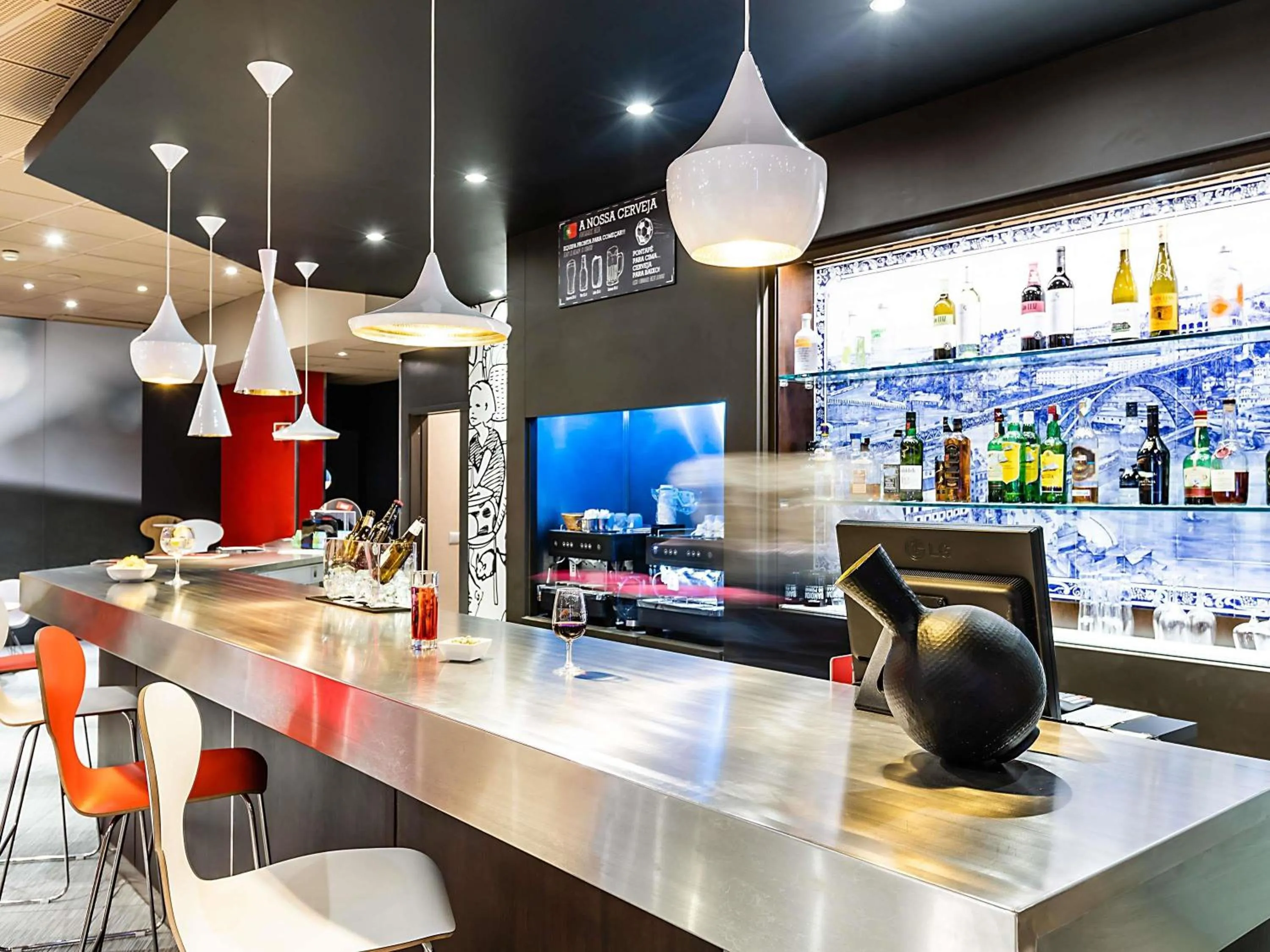 Lounge or bar in Hotel ibis Porto Gaia