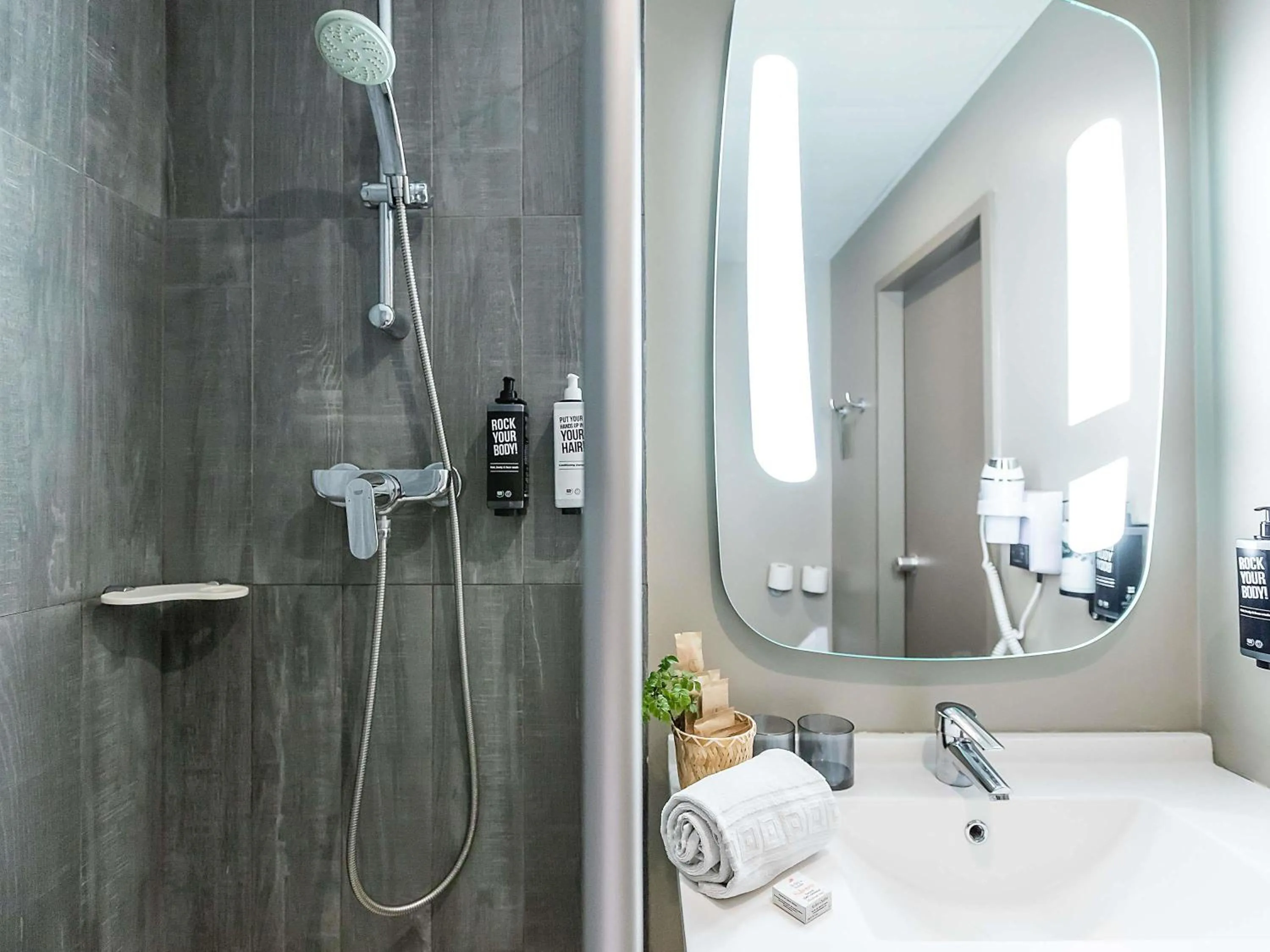 Bedroom in Hotel ibis Porto Gaia