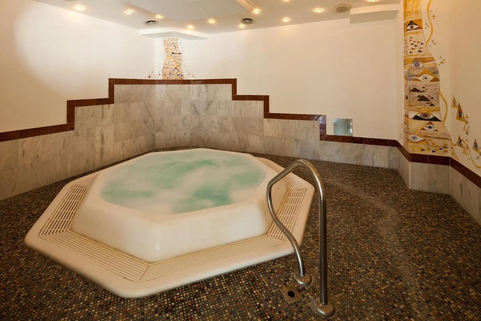 Hot Tub in Gartenhotel Crystal - 4 Sterne Superior