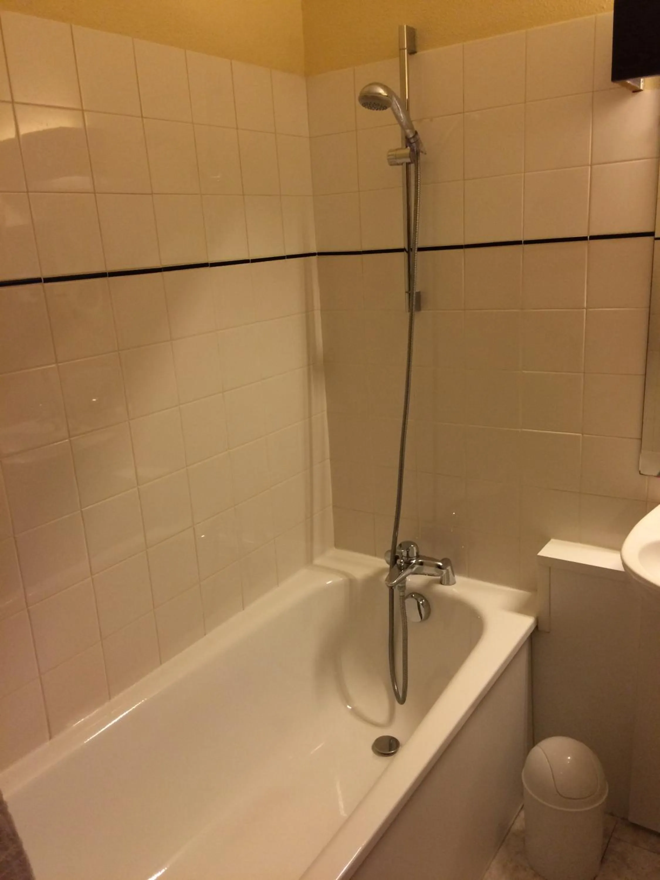 Shower in Hotel Elysée