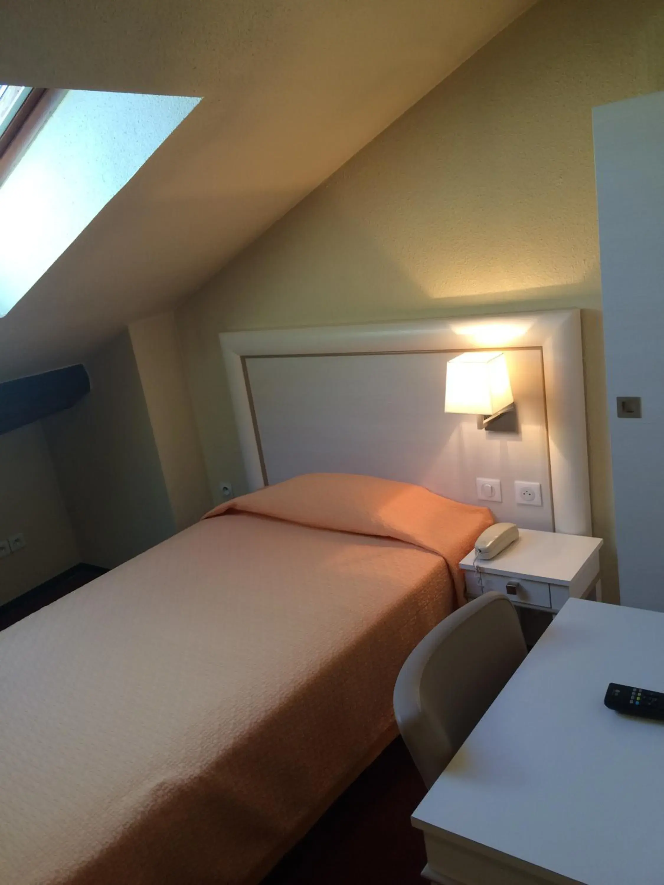 Economy Single Room - single occupancy in Hotel Elysée Economy Single Room - single occupancy in Hotel Elysée