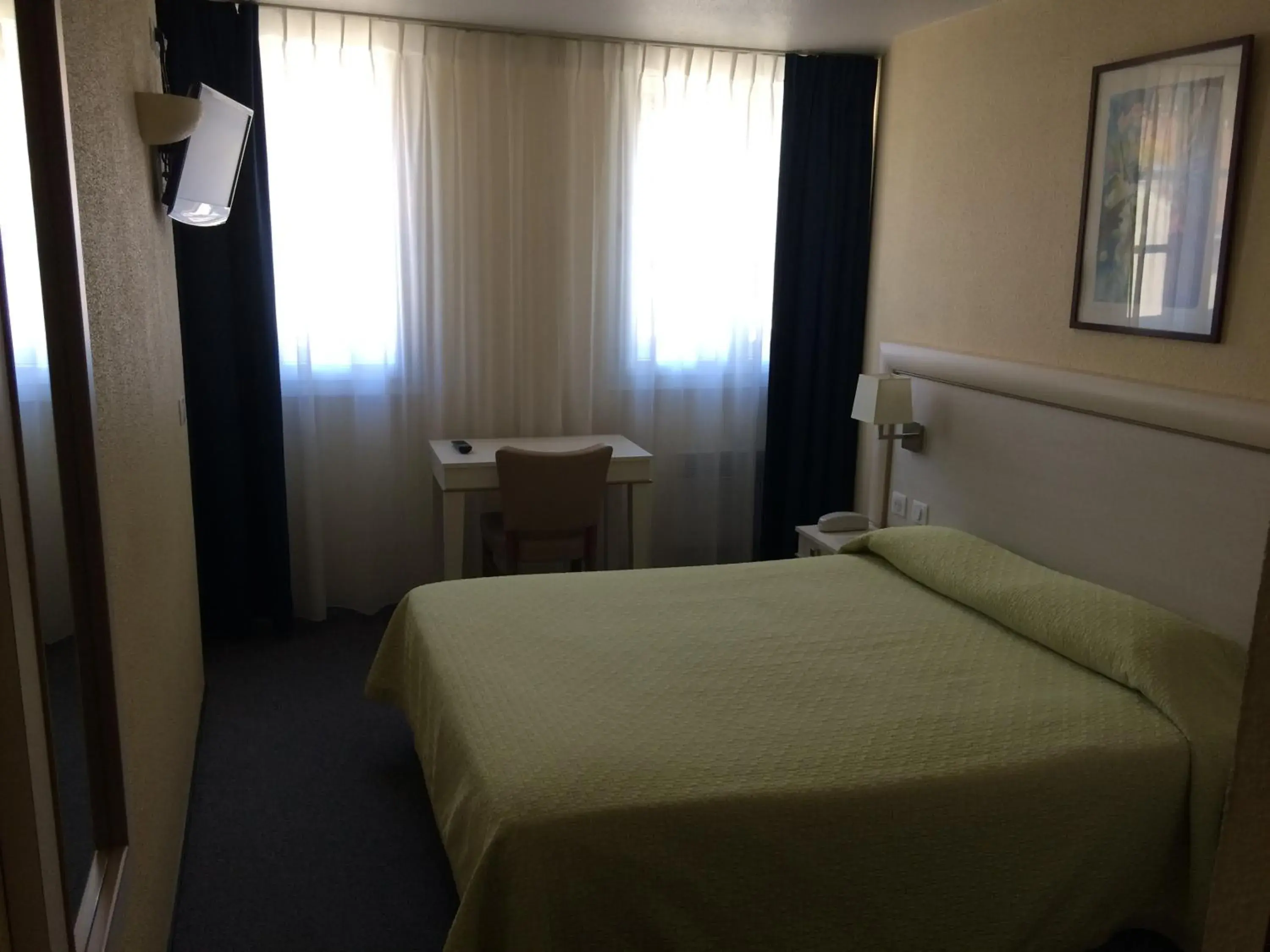 Bedroom, Bed in Hotel Elysée Bedroom, Bed in Hotel Elysée