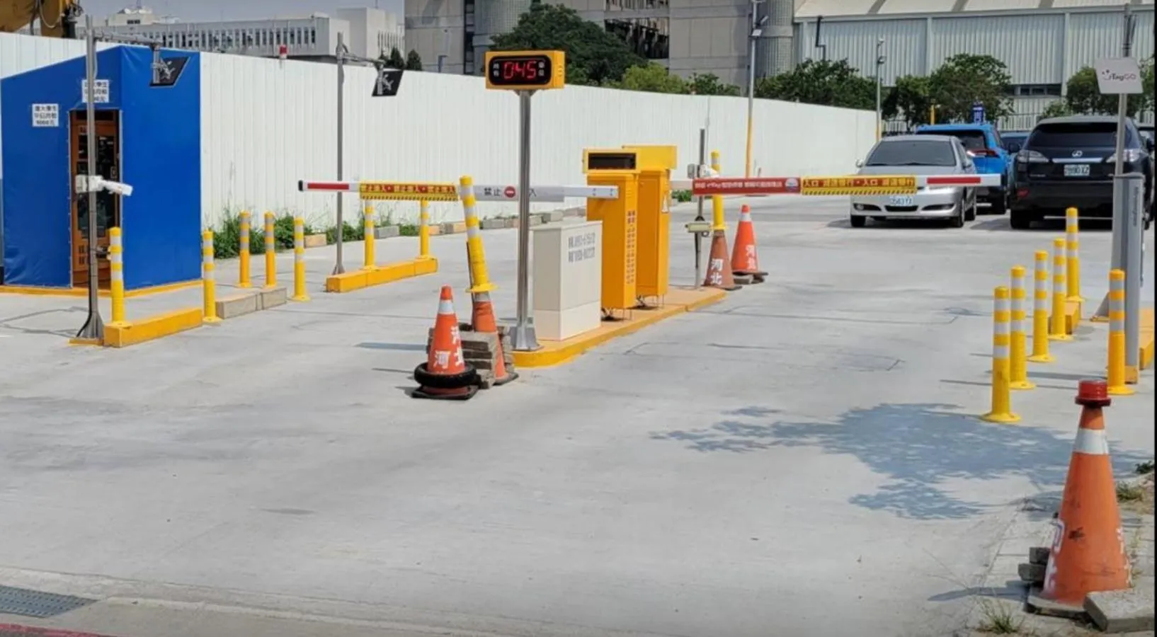 Parking in Fengjia Love I Hostel