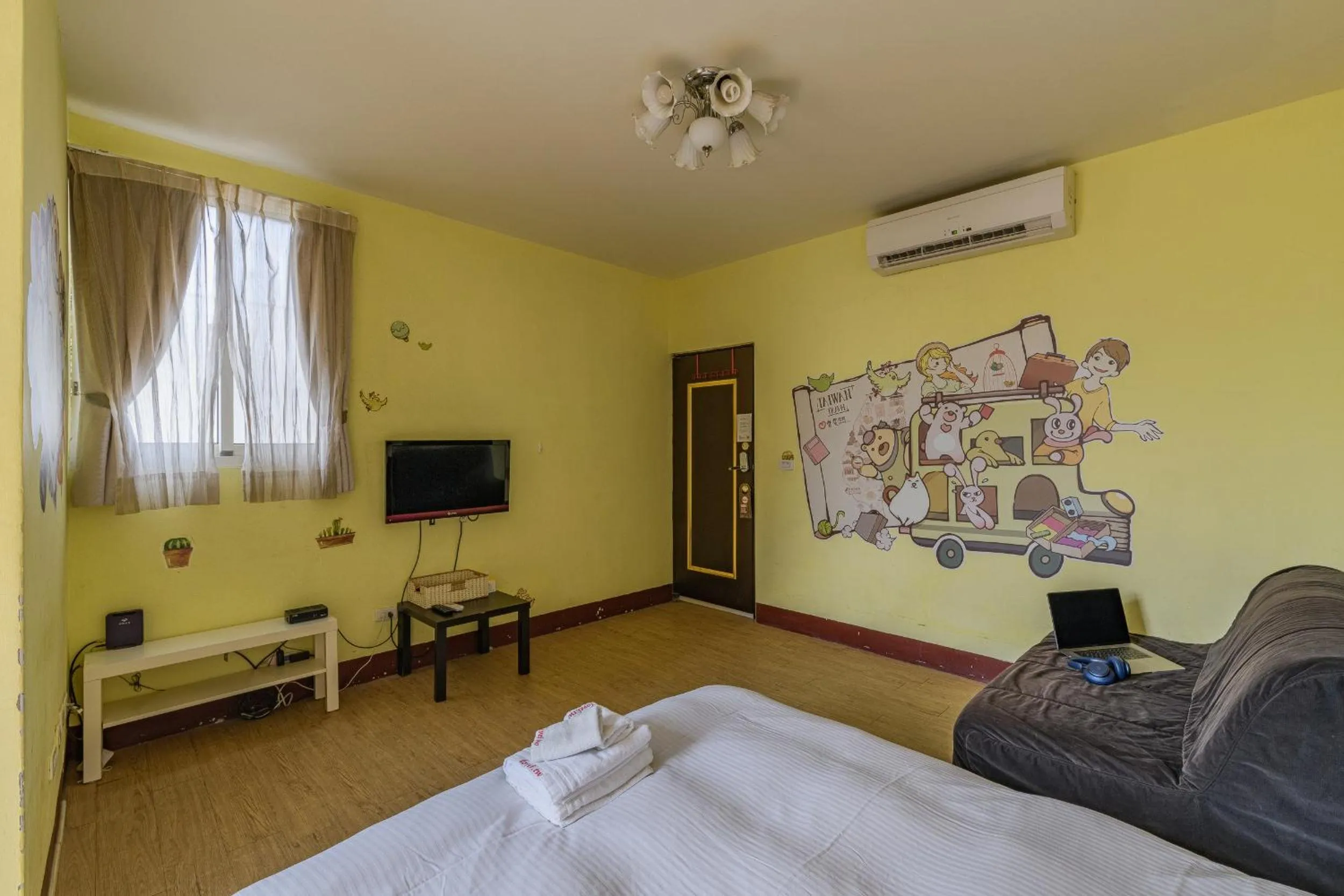 Communal lounge/ TV room, Bed in Fengjia Love I Hostel