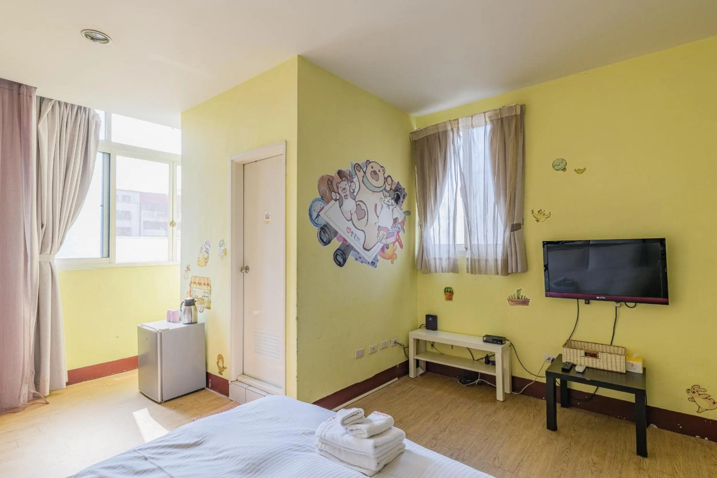 Communal lounge/ TV room, Bed in Fengjia Love I Hostel