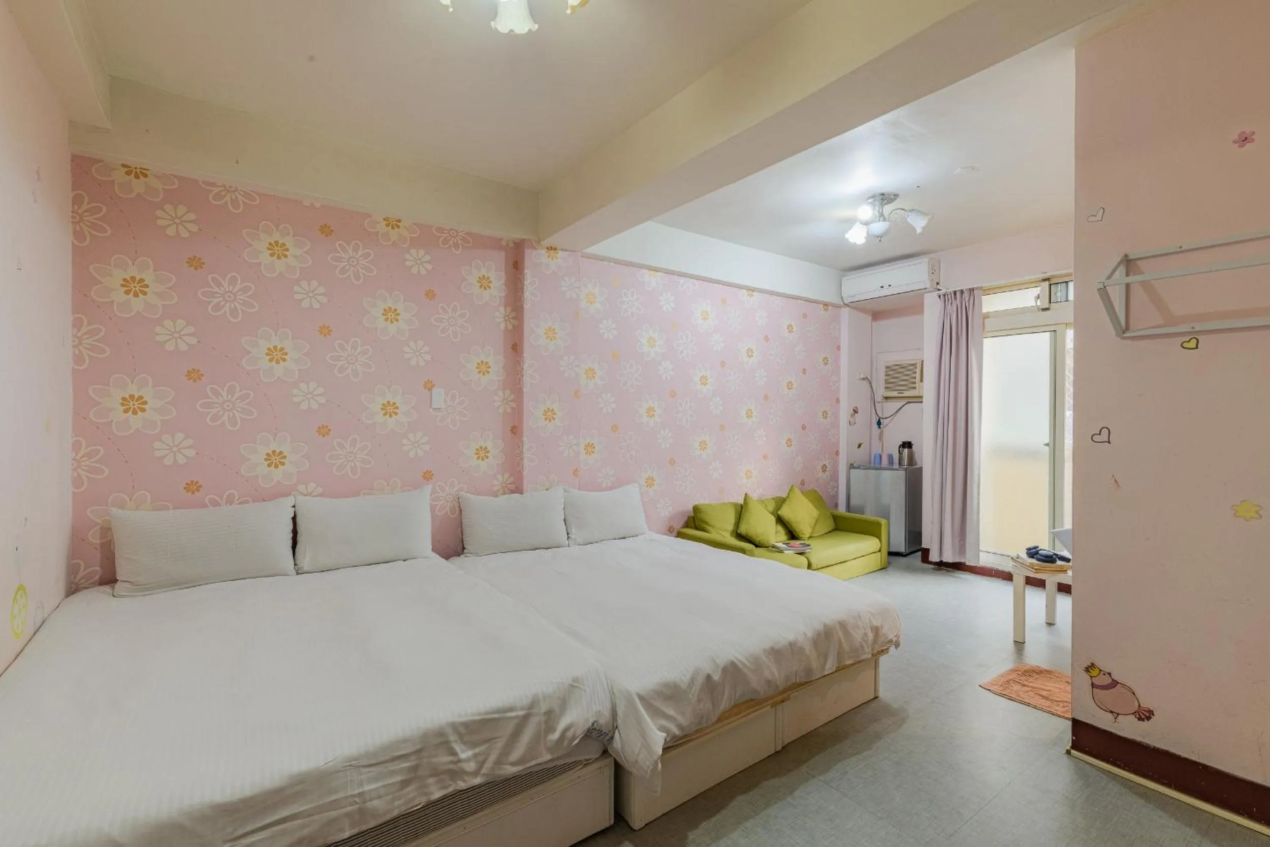 People, Bed in Fengjia Love I Hostel