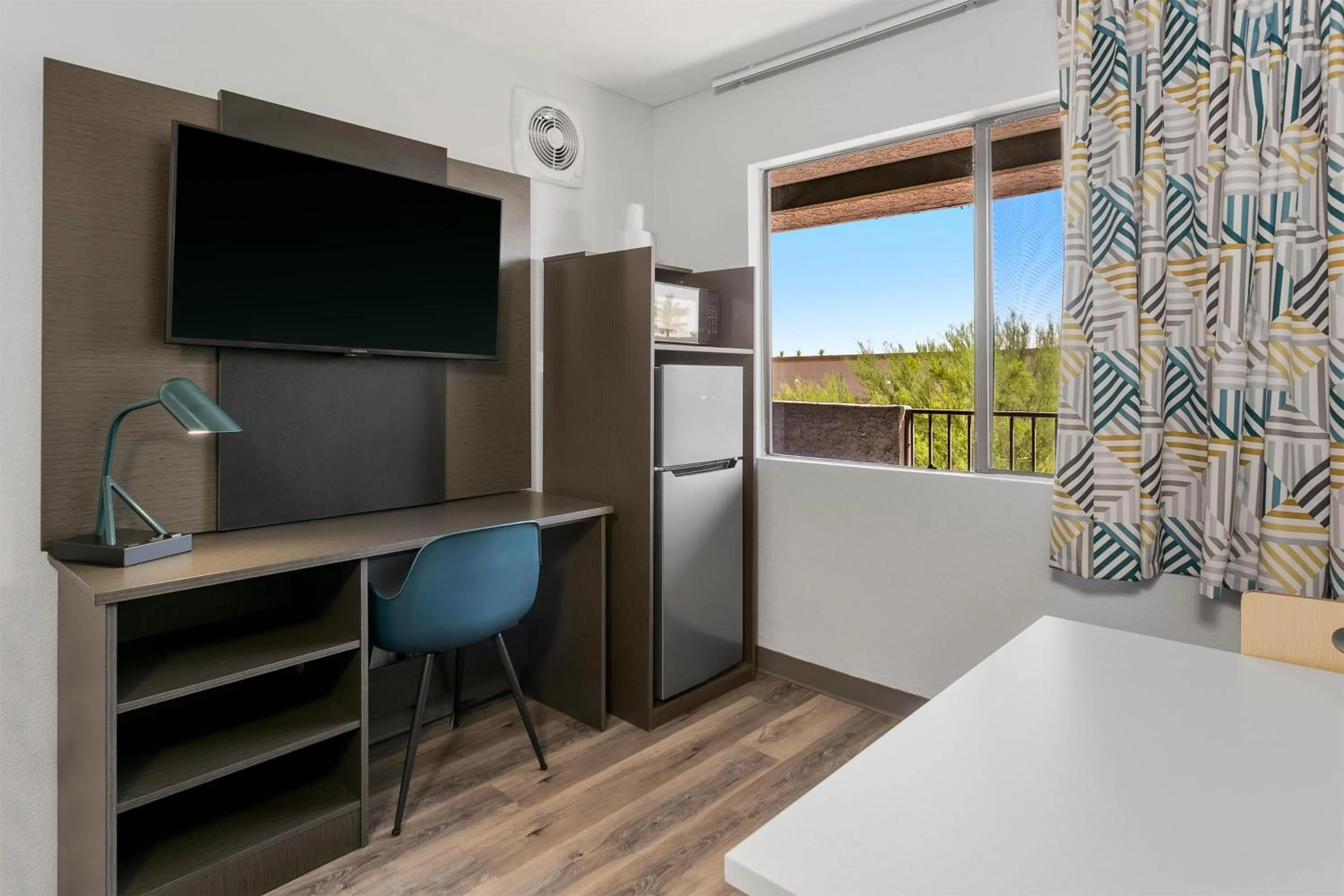 Photo of the whole room in Studio 6 Tempe, AZ Elliot Road