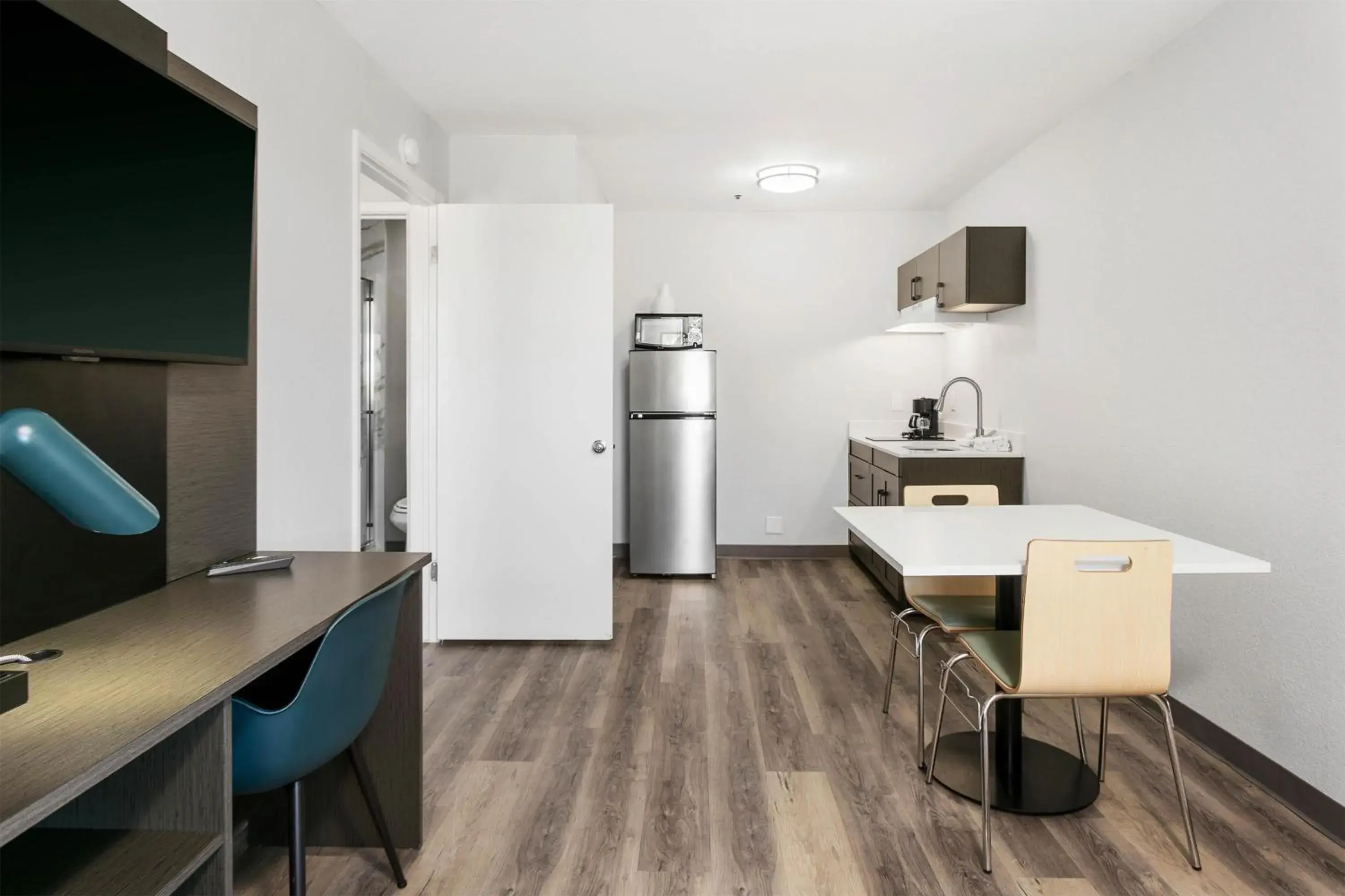 King Room with Roll-in Shower - Disability Access - Non-Smoking in Studio 6 Tempe, AZ Elliot Road King Room with Roll-in Shower - Disability Access - Non-Smoking in Studio 6 Tempe, AZ Elliot Road