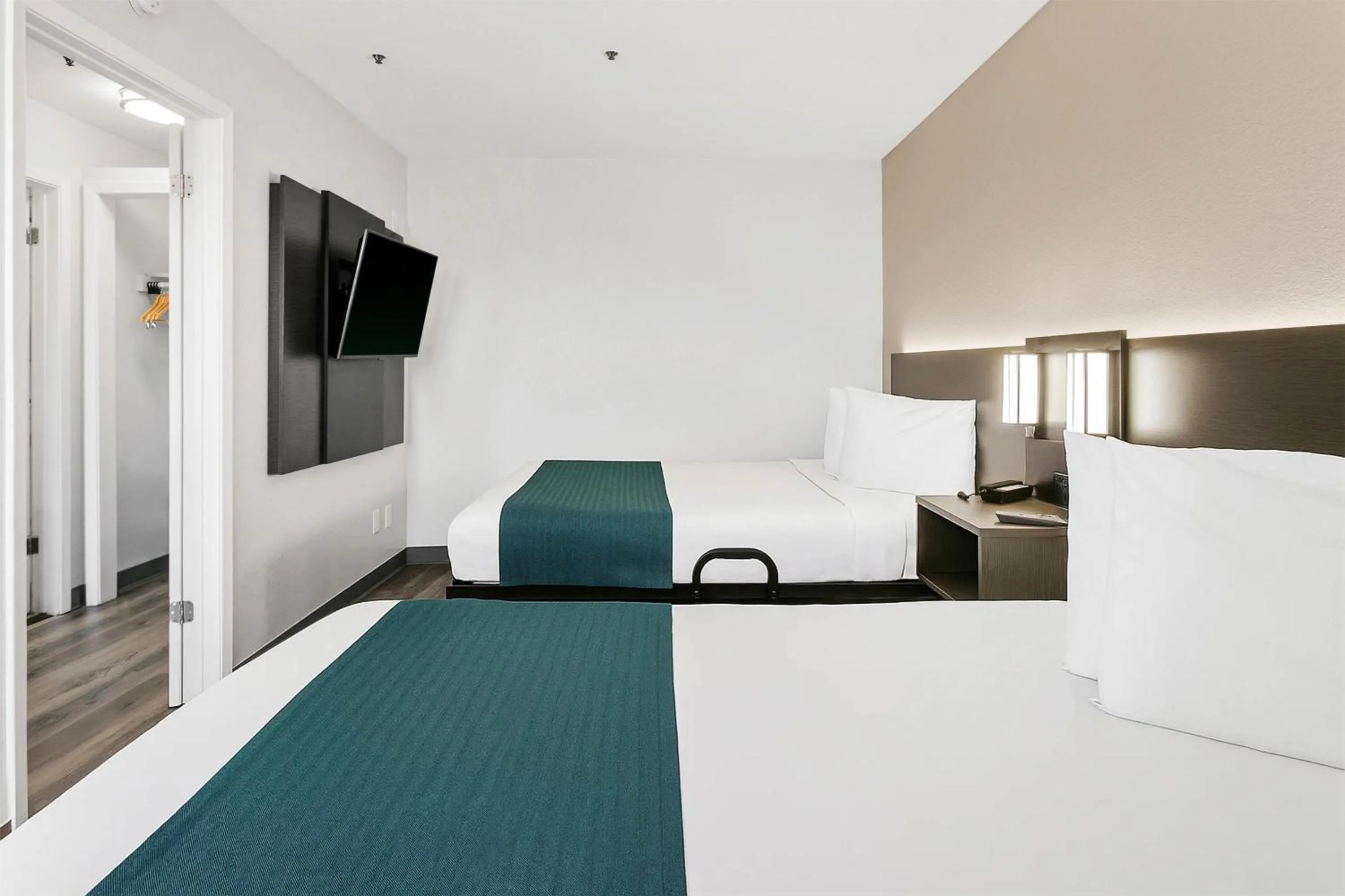 Photo of the whole room, Bed in Studio 6 Tempe, AZ Elliot Road