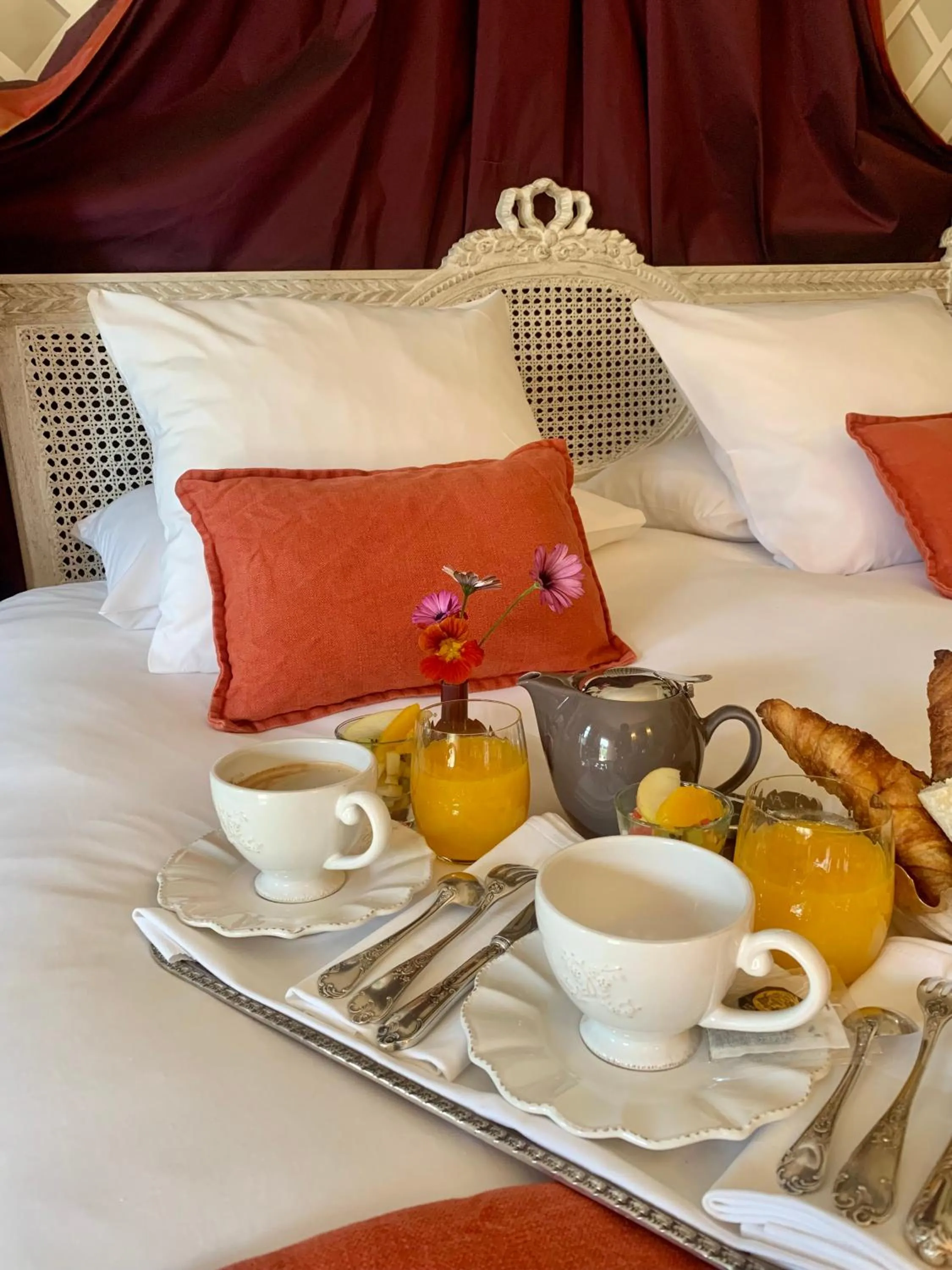 Breakfast in Hôtel du Domaine de La Groirie - Le Mans