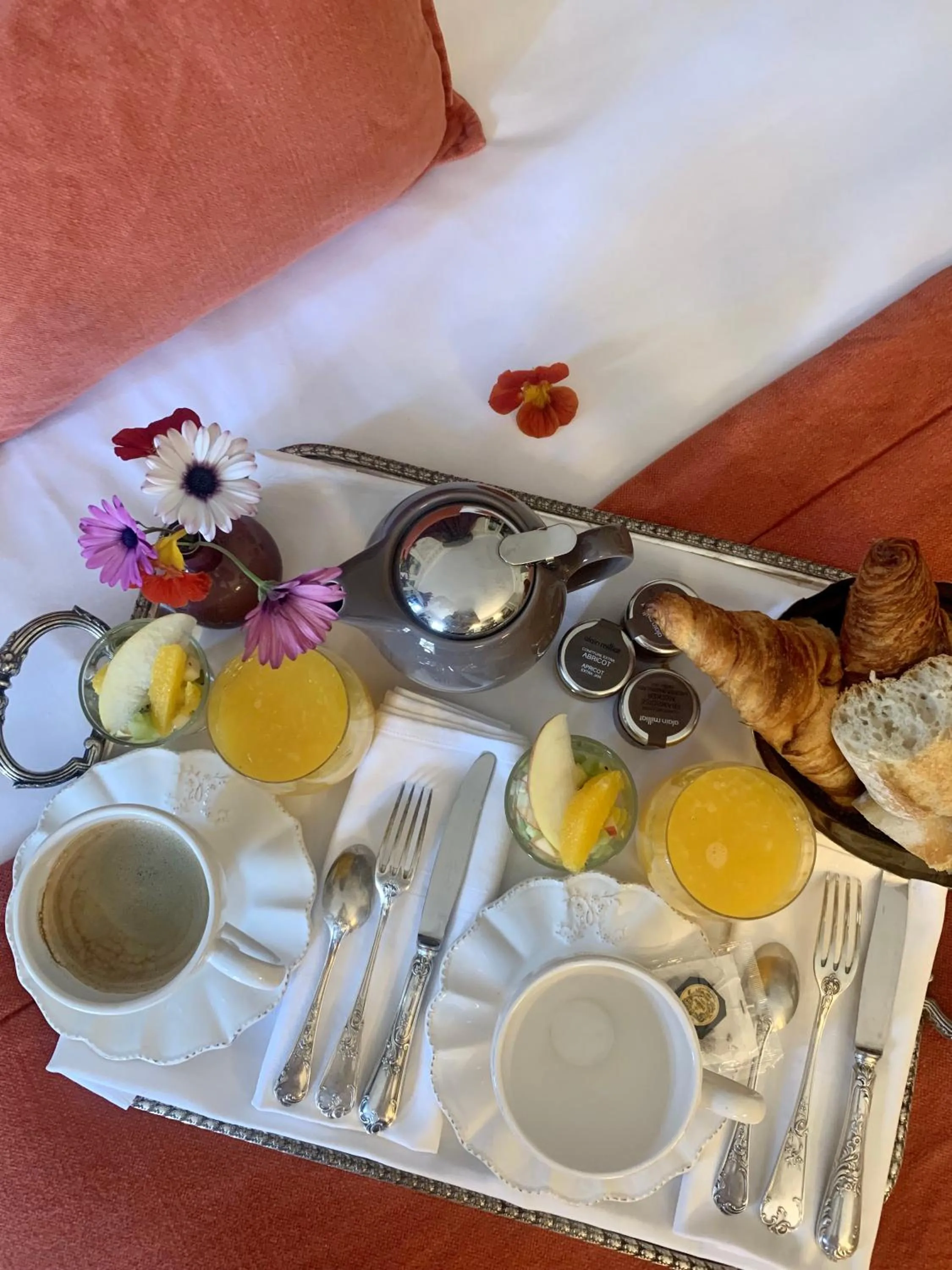 Breakfast in Hôtel du Domaine de La Groirie - Le Mans