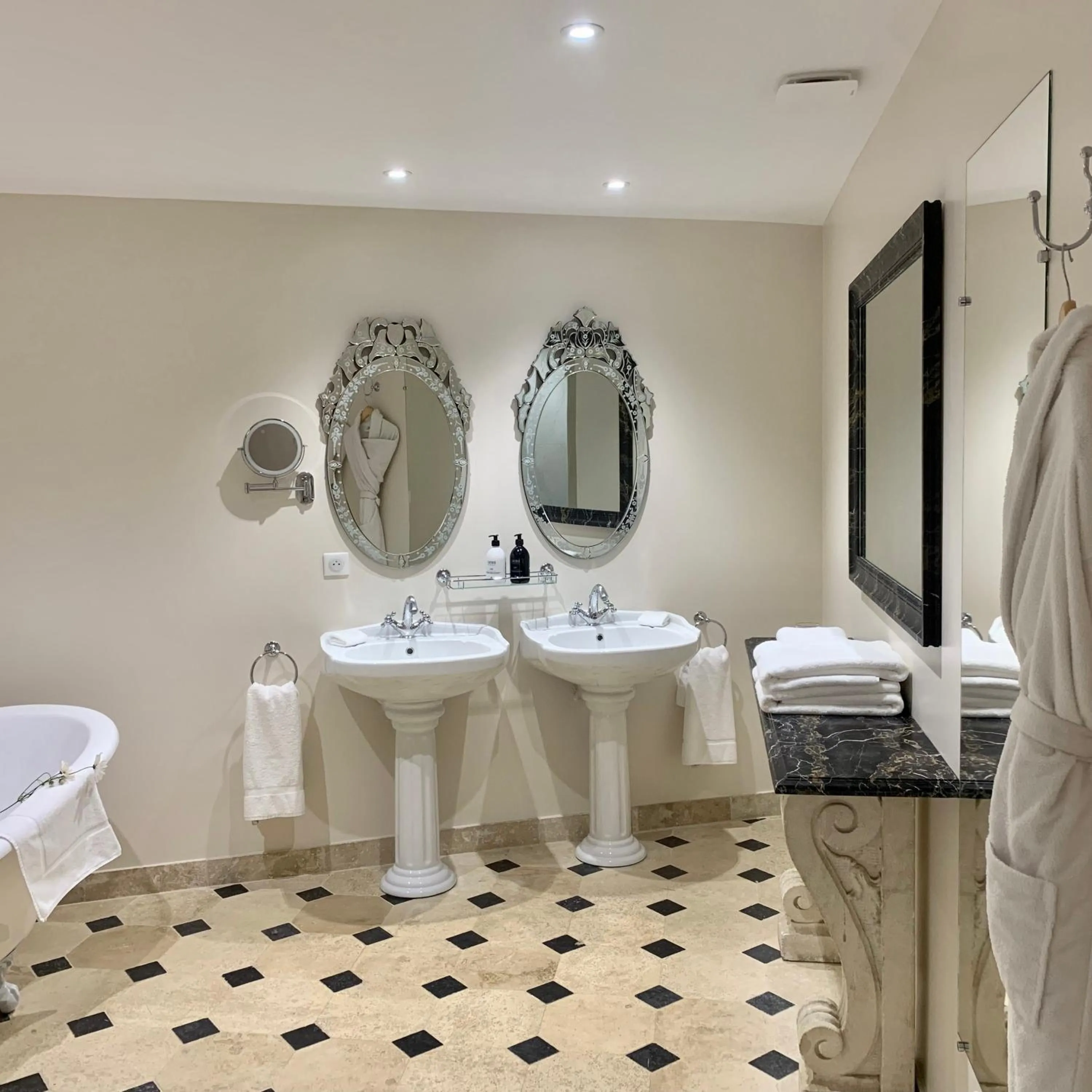 Bathroom in Hôtel du Domaine de La Groirie - Le Mans