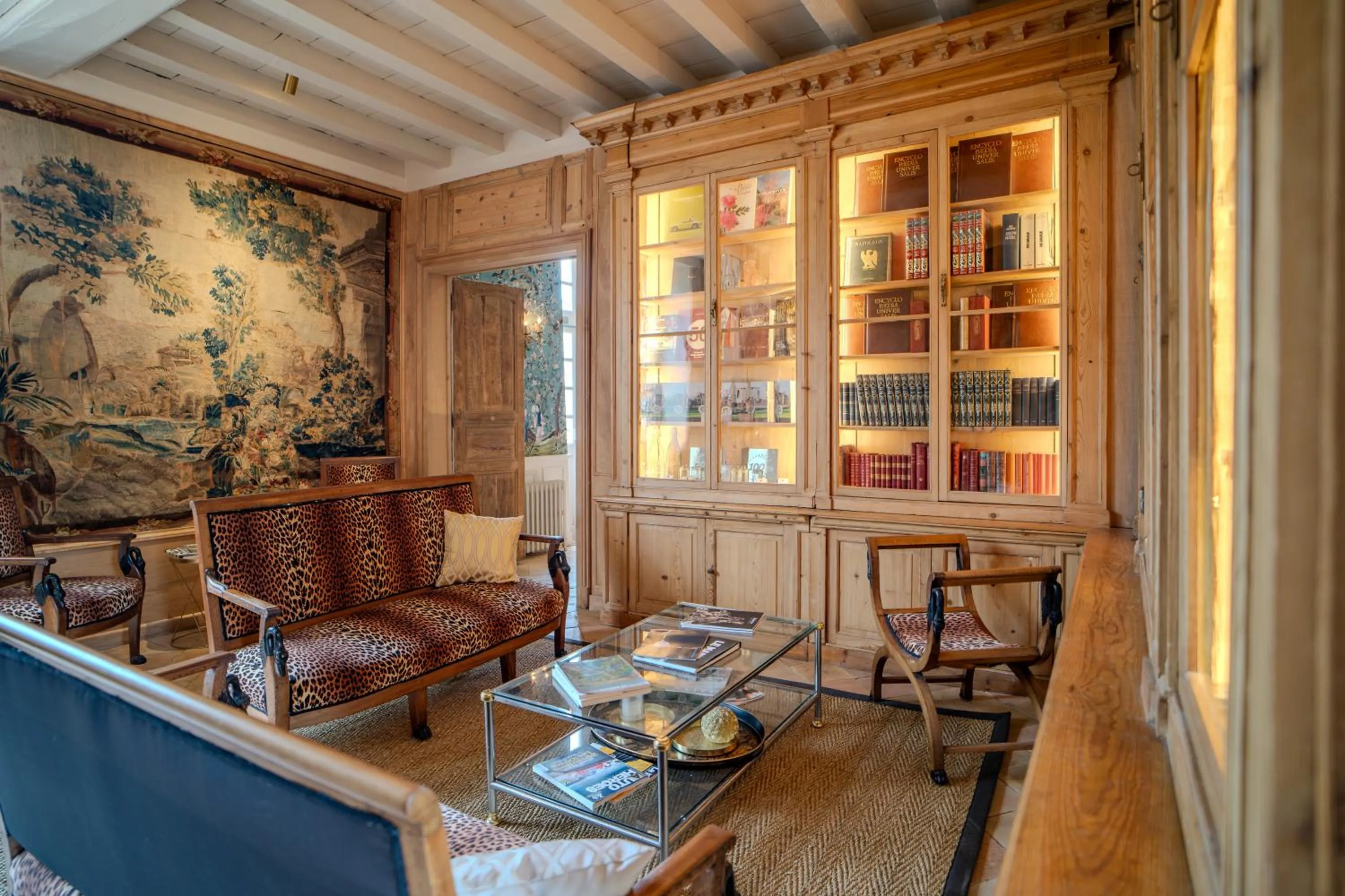 Library in Hôtel du Domaine de La Groirie - Le Mans