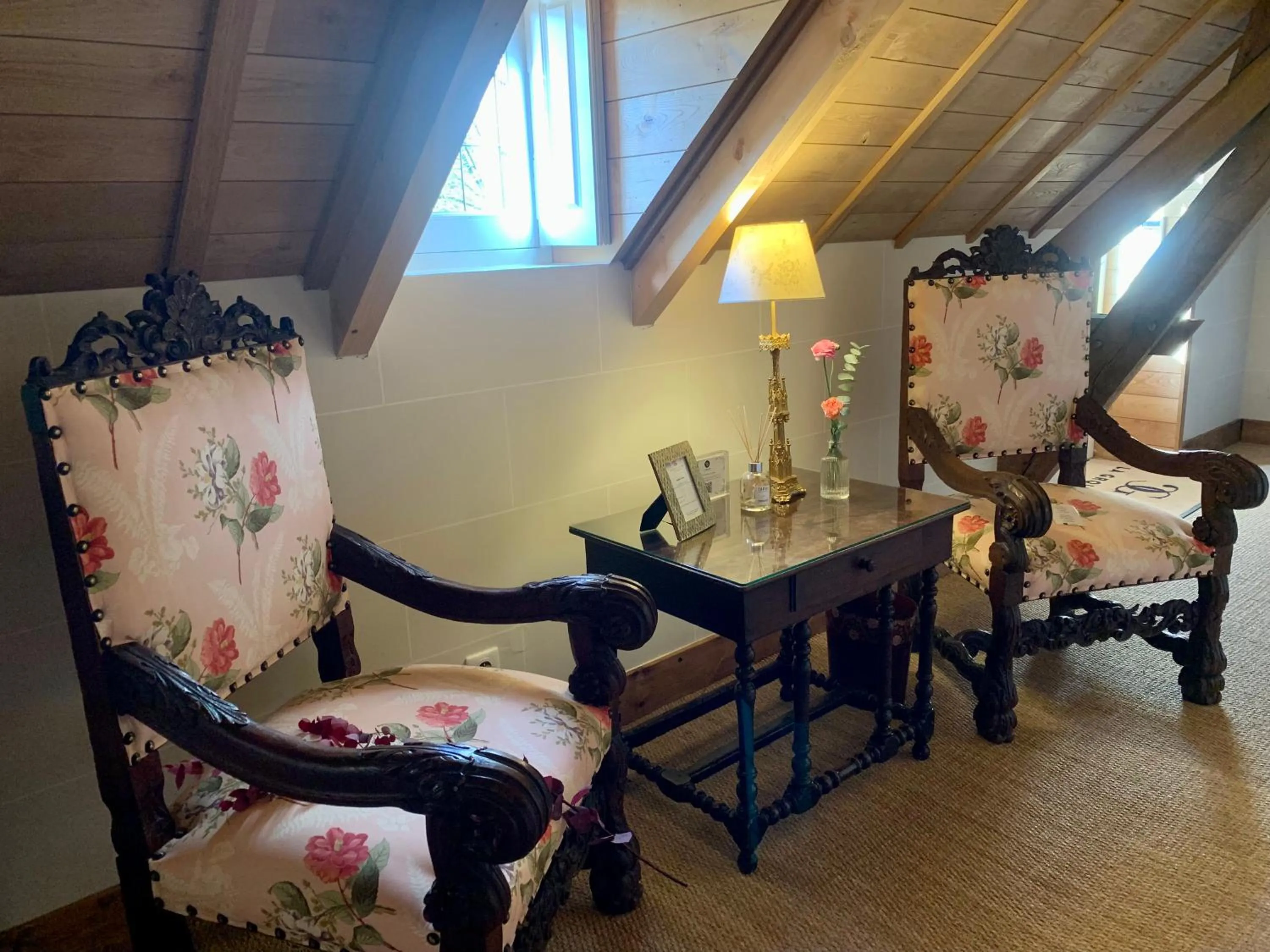 Seating area in Hôtel du Domaine de La Groirie - Le Mans