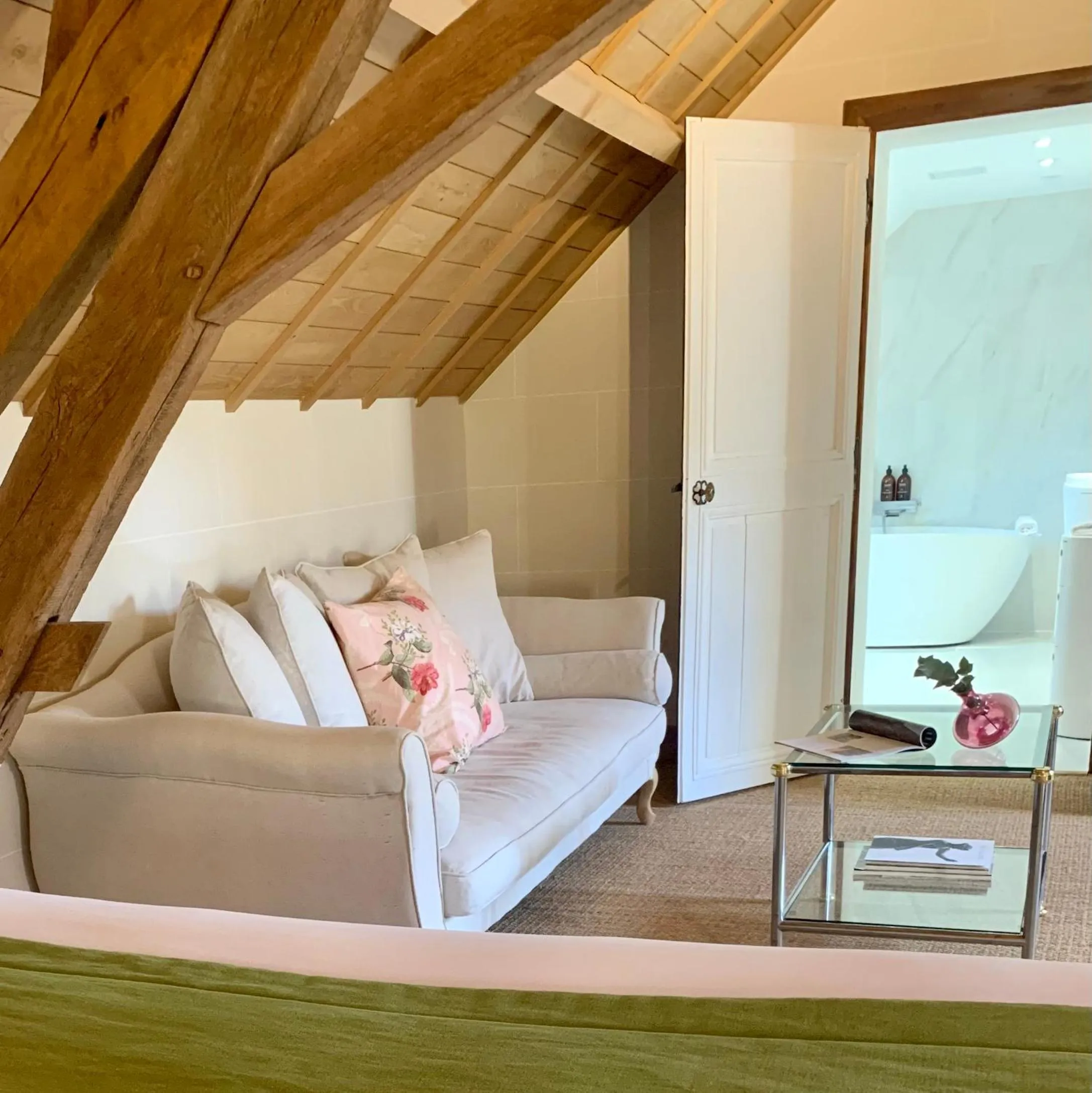 Living room, Bed in Hôtel du Domaine de La Groirie - Le Mans