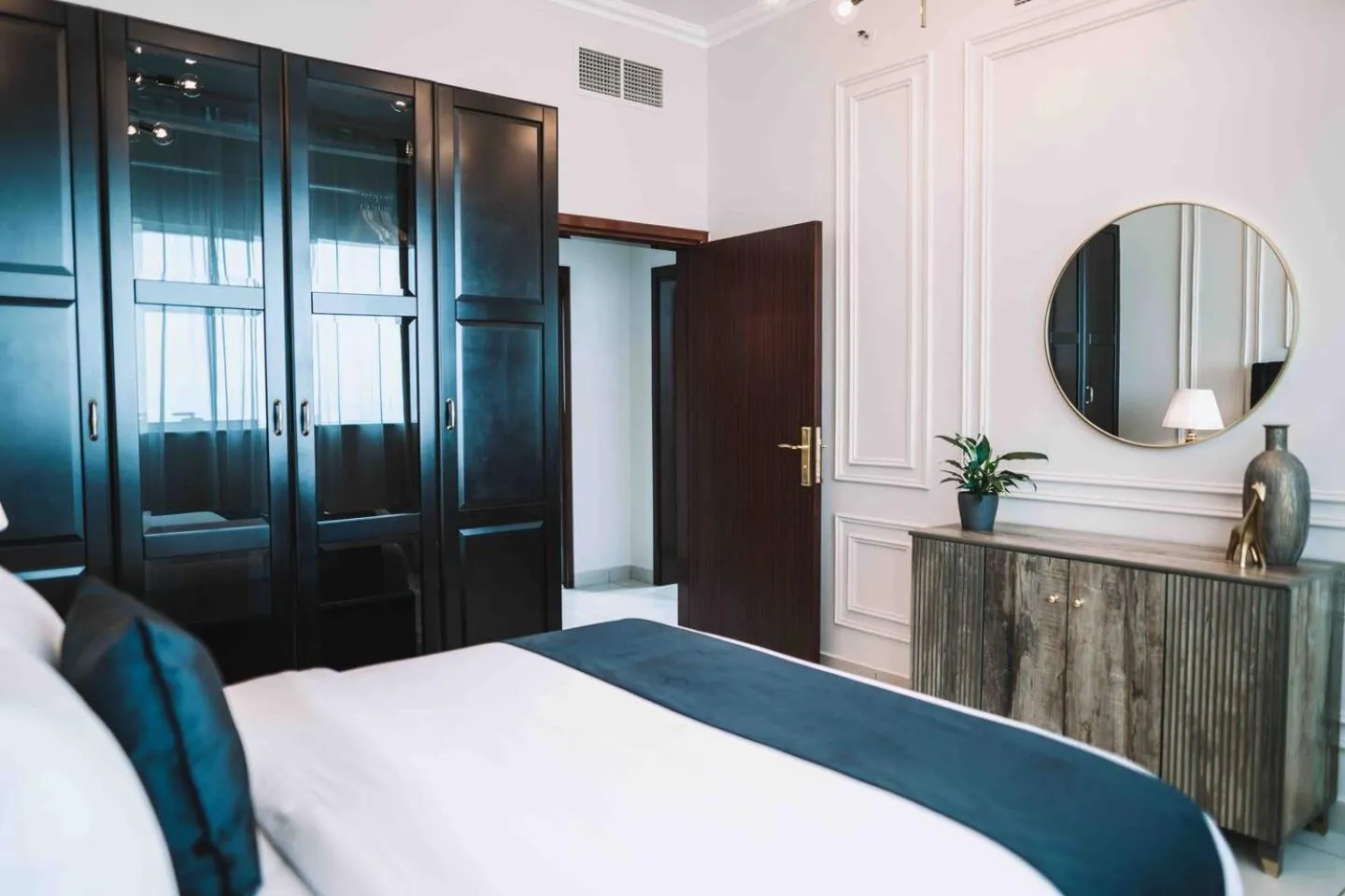 Gorgeous City And Sea Views From A High-rise Suite