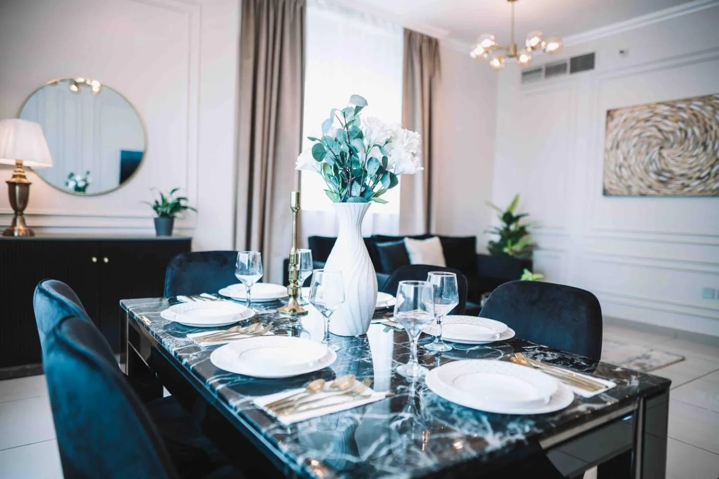 Gorgeous City And Sea Views From A High-rise Suite