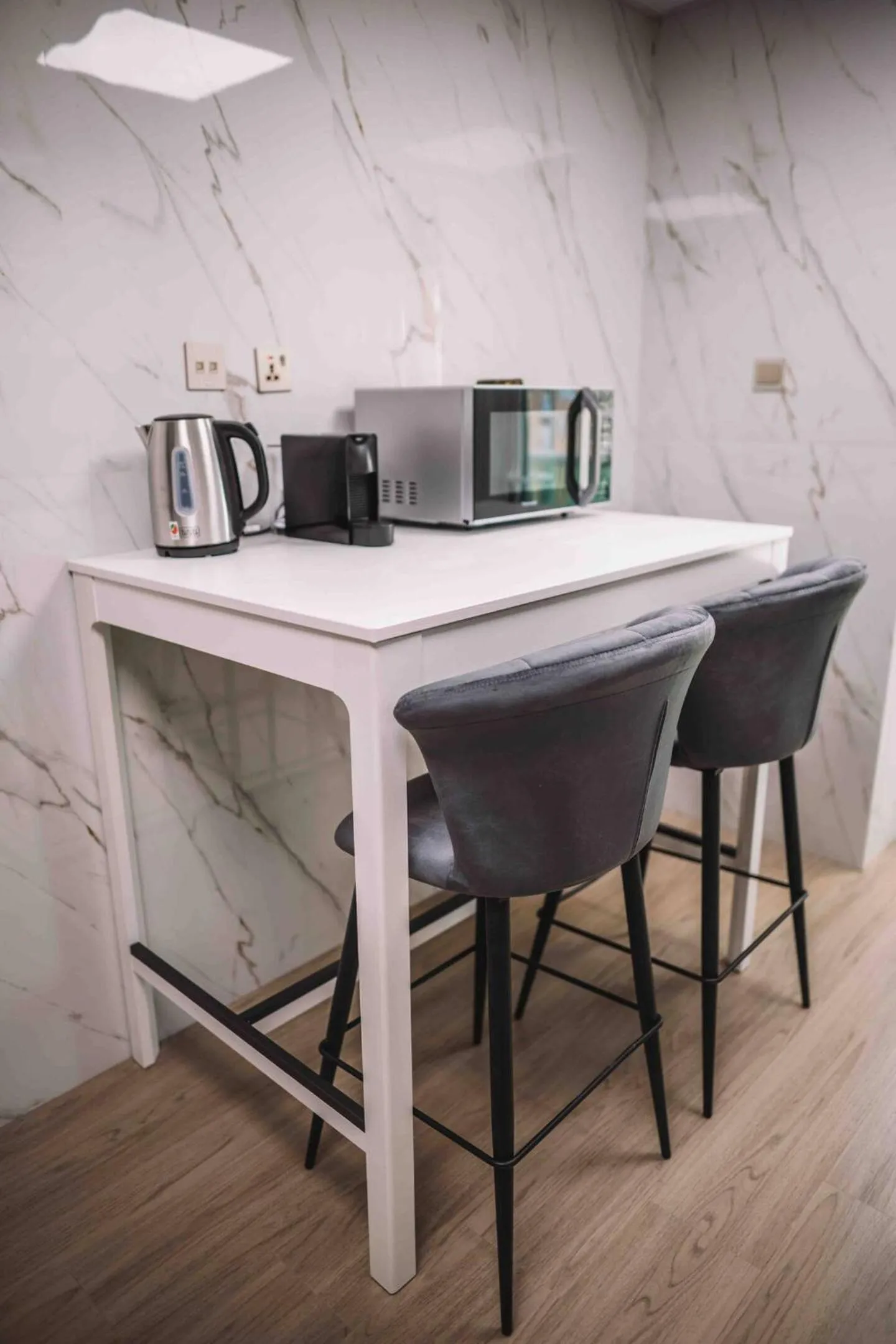 Gorgeous City And Sea Views From A High-rise Suite