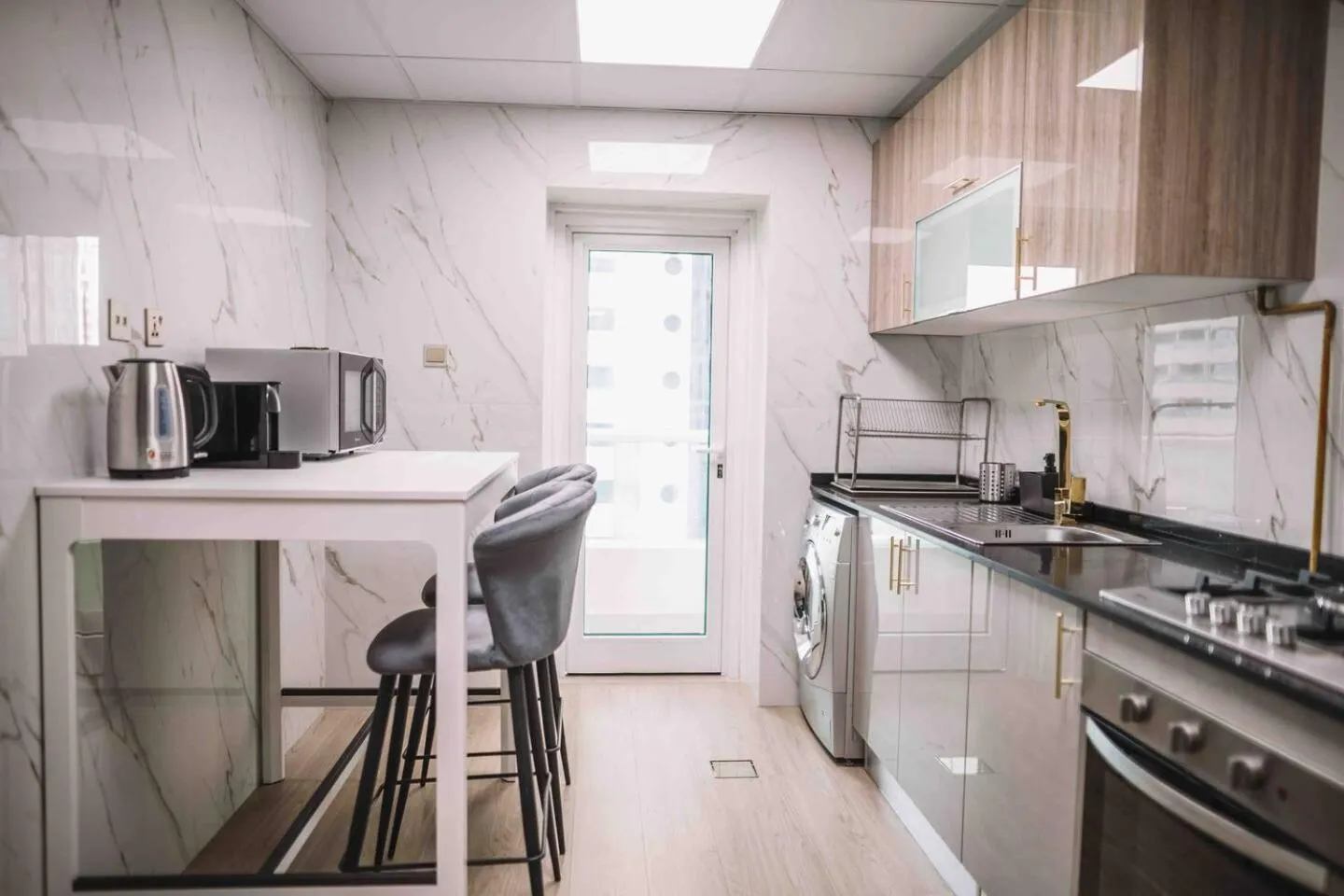 Gorgeous City And Sea Views From A High-rise Suite