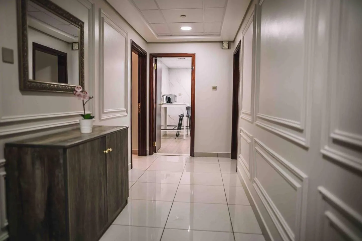 Gorgeous City And Sea Views From A High-rise Suite