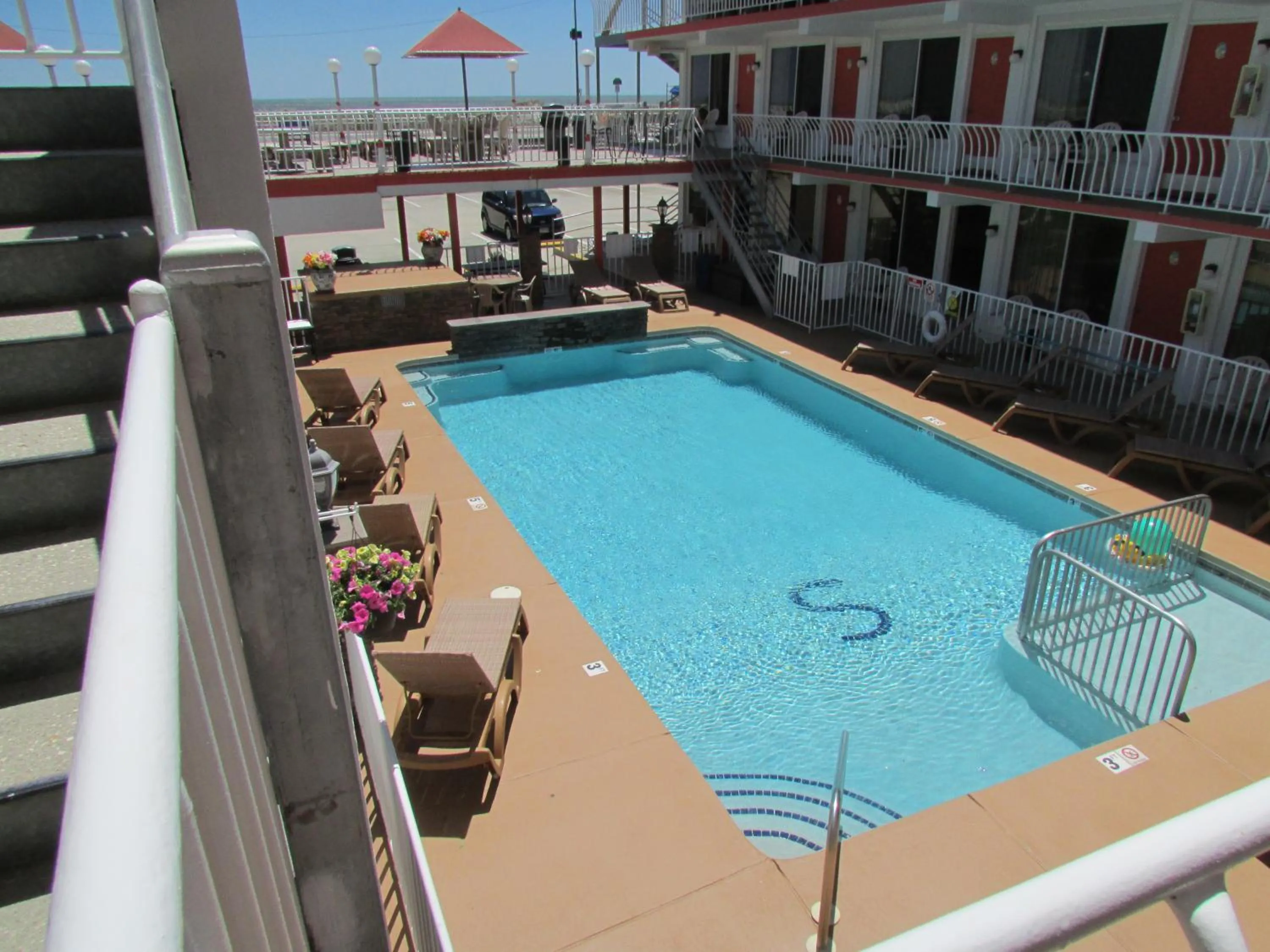Swimming pool in Sahara Motel