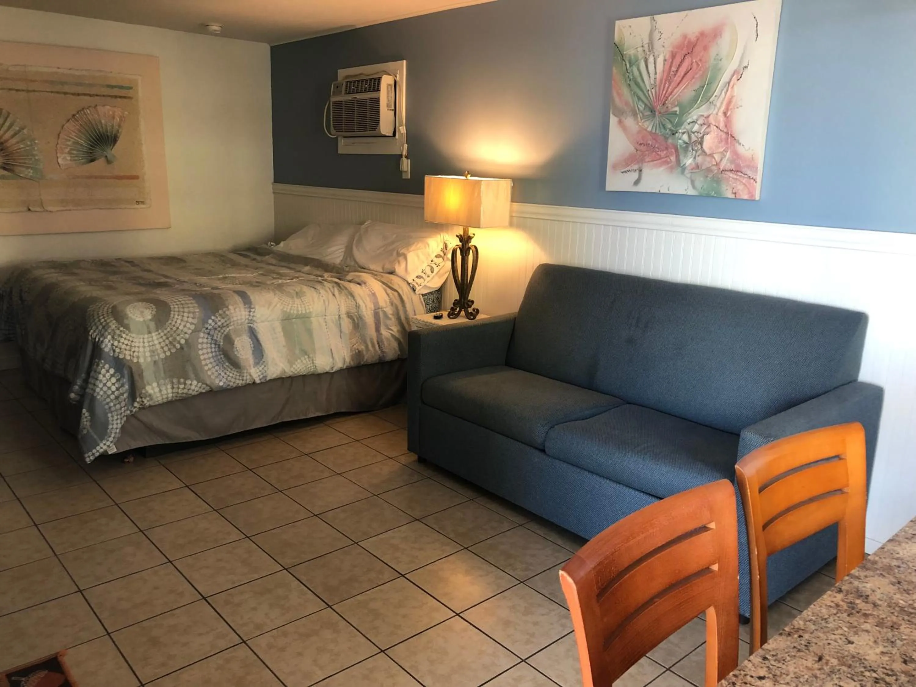 Seating area, Bed in Sahara Motel