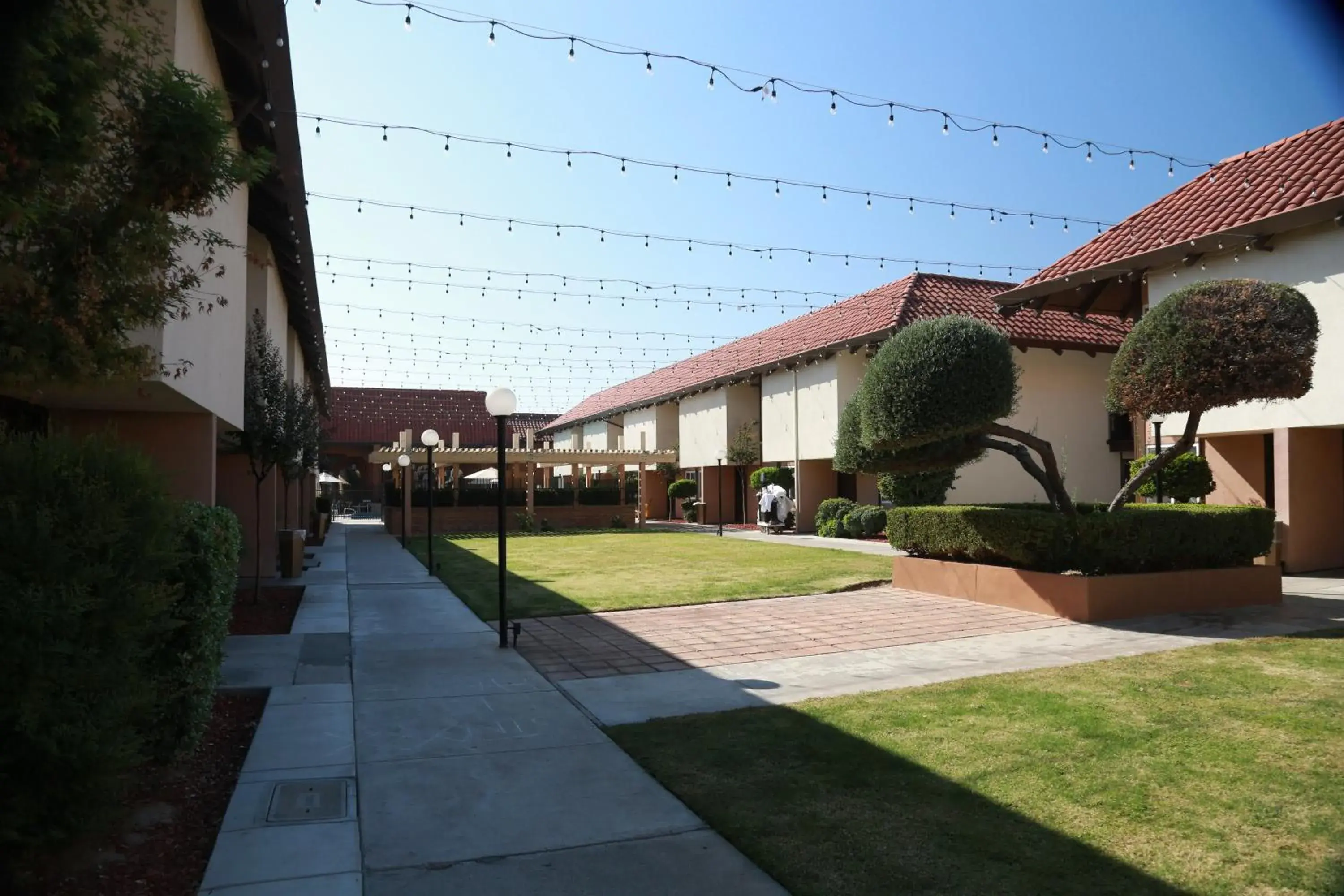 Property building in Ramada by Wyndham Fresno North Property building in Ramada by Wyndham Fresno North