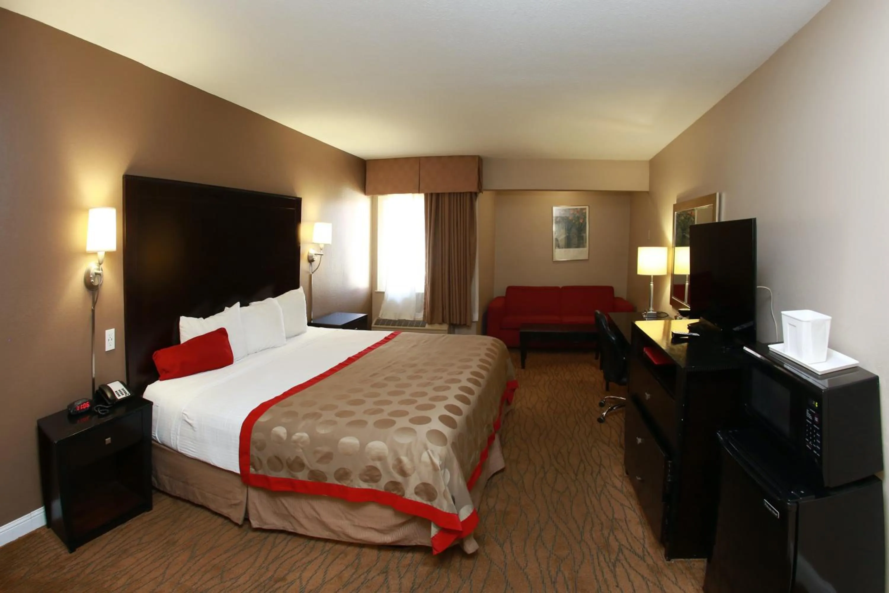 Photo of the whole room, Bed in Ramada by Wyndham Fresno North