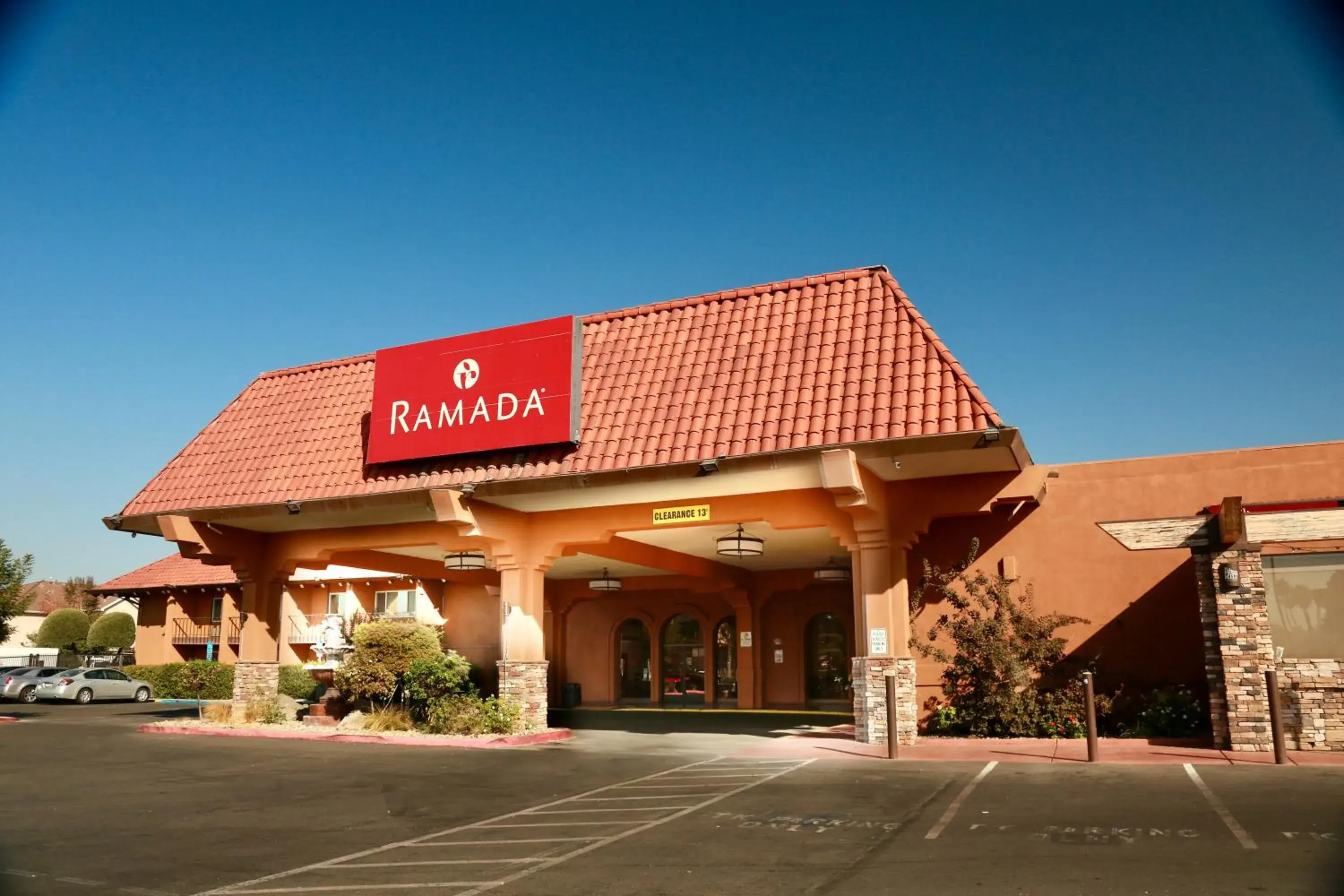 Property building in Ramada by Wyndham Fresno North Property building in Ramada by Wyndham Fresno North