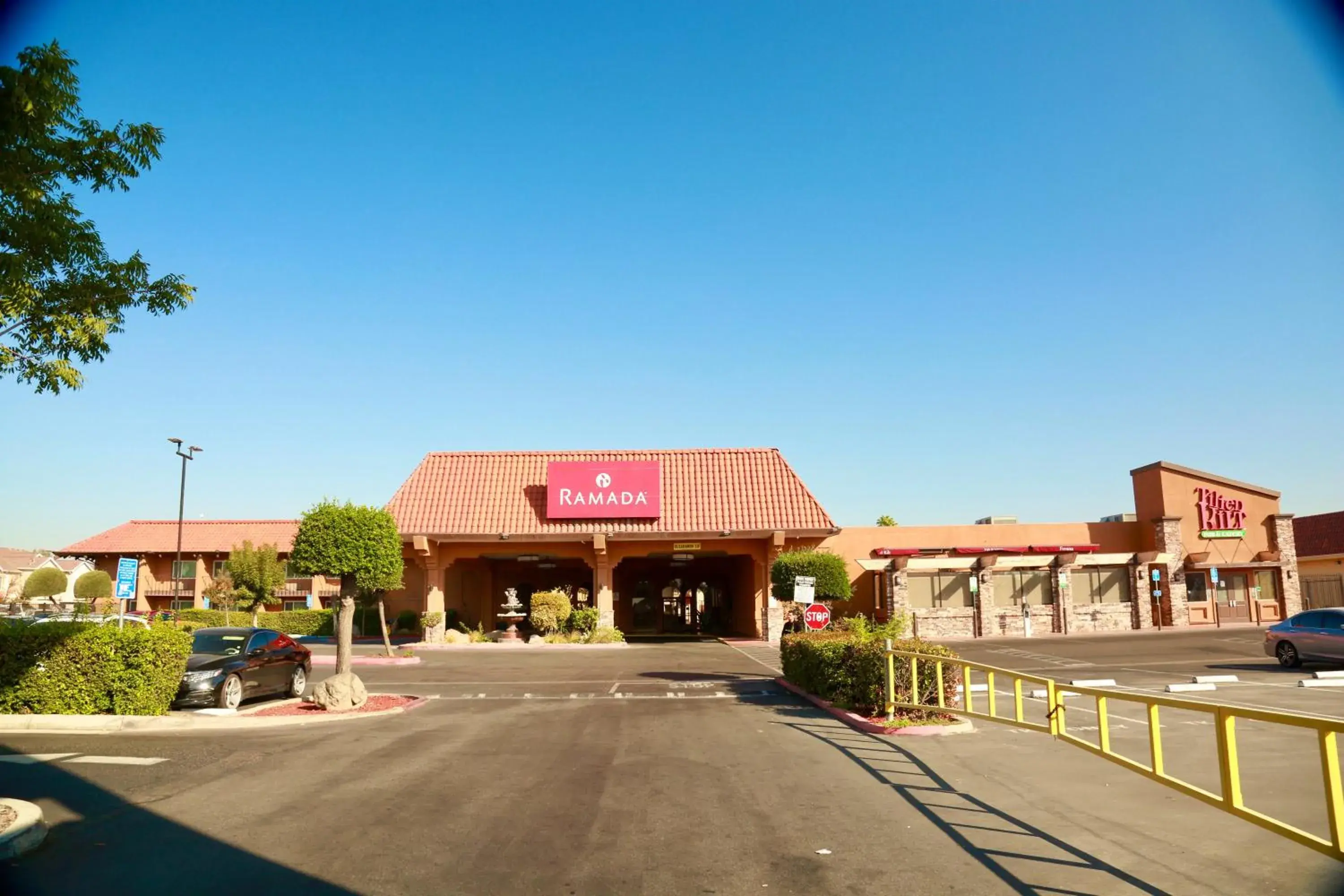 Property building in Ramada by Wyndham Fresno North Property building in Ramada by Wyndham Fresno North