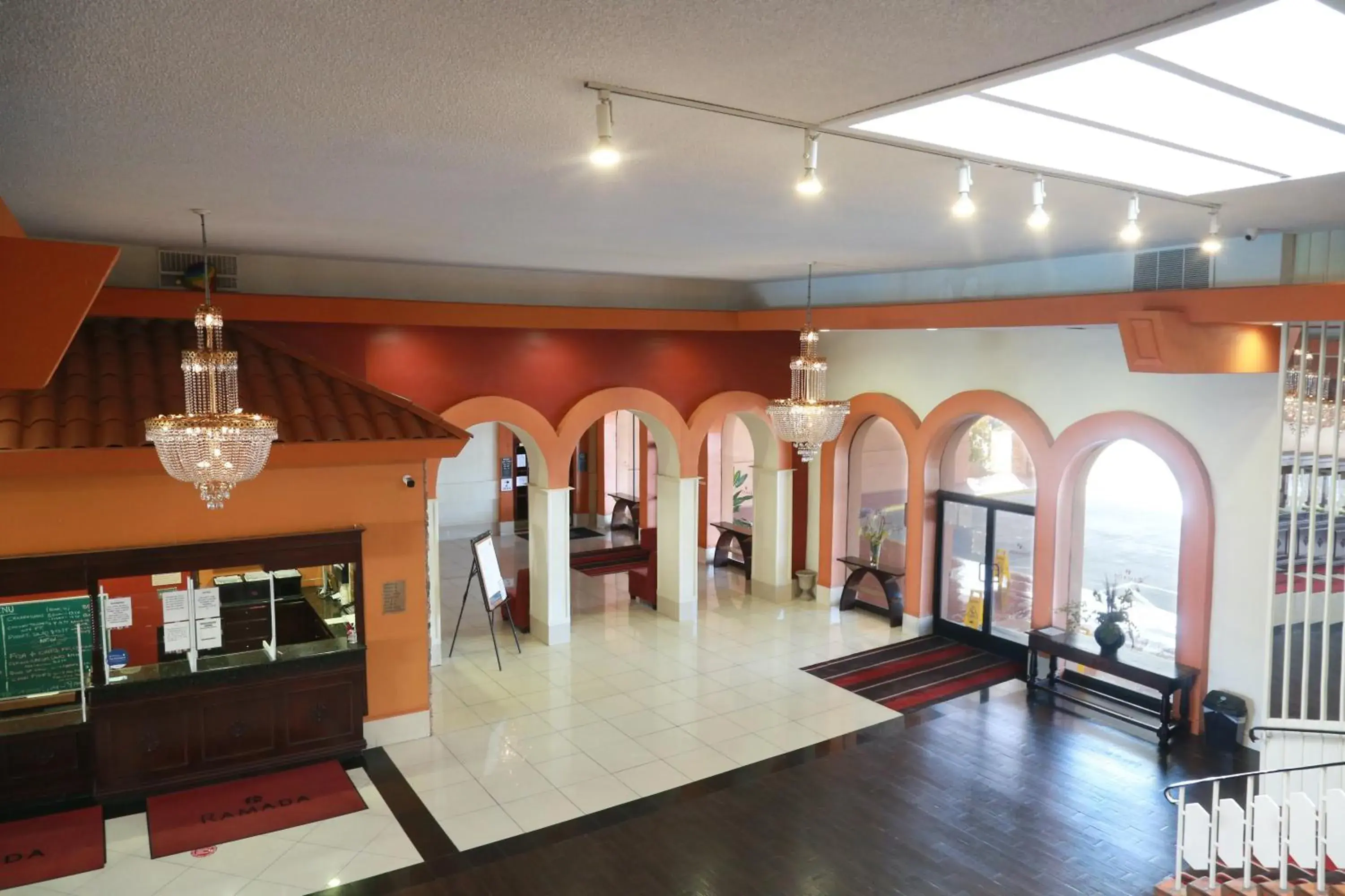 Property building in Ramada by Wyndham Fresno North Property building in Ramada by Wyndham Fresno North