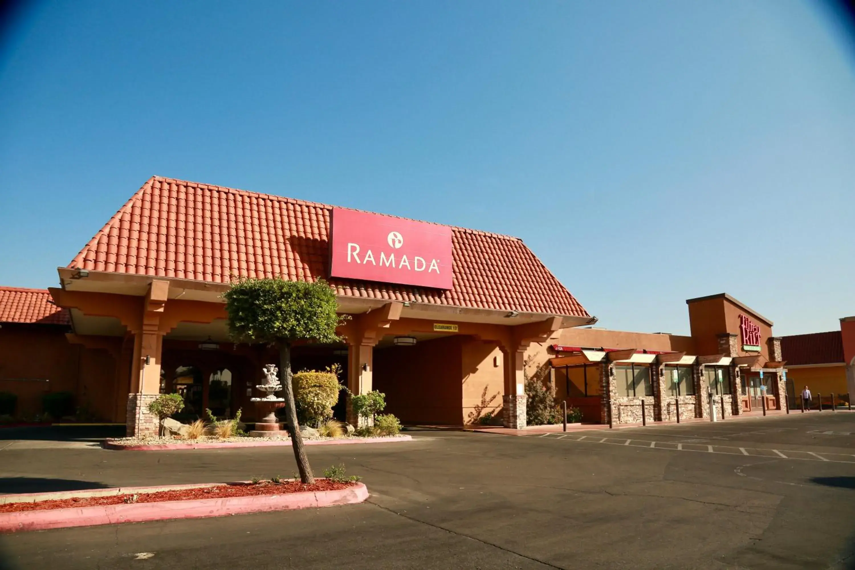 Property building in Ramada by Wyndham Fresno North Property building in Ramada by Wyndham Fresno North