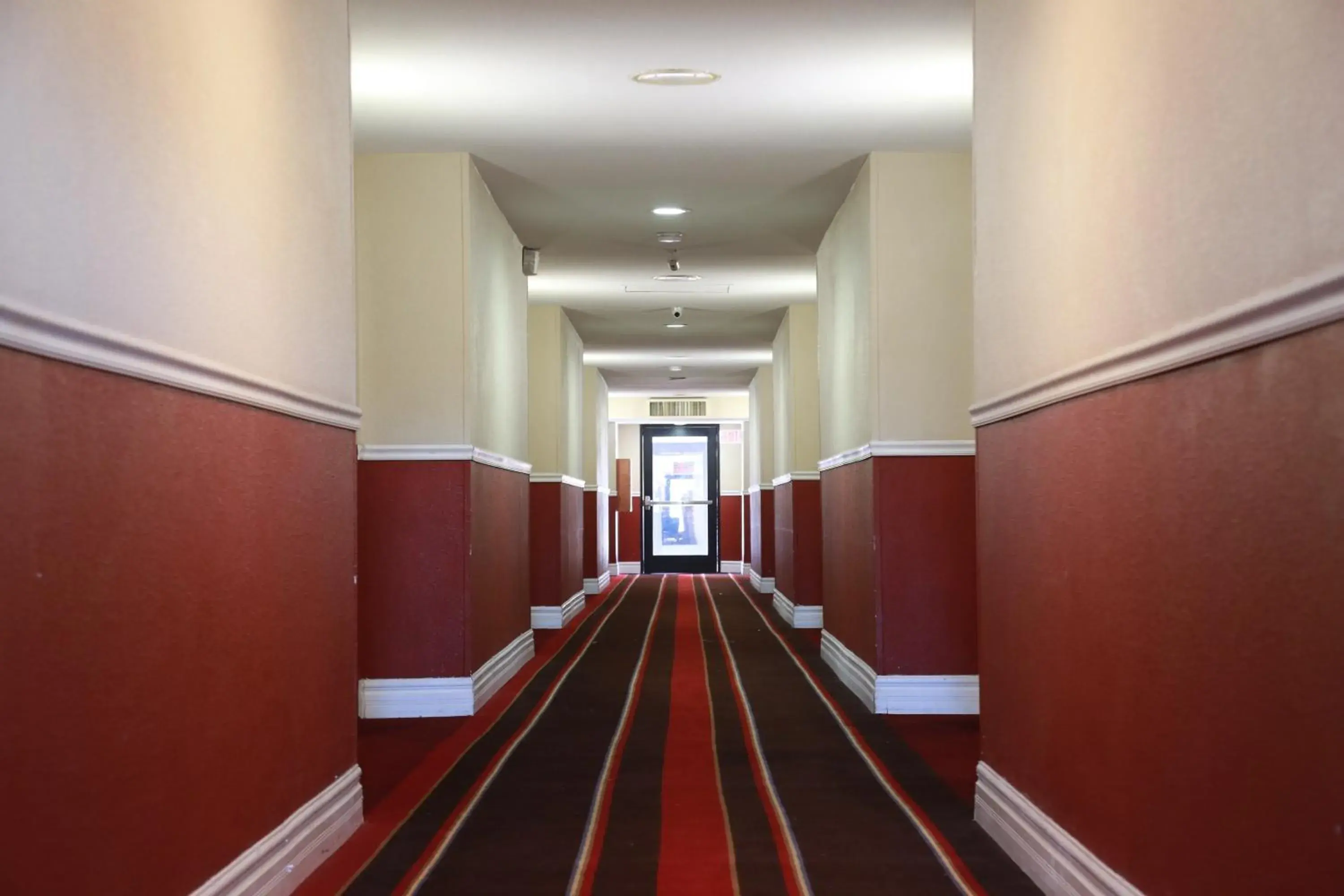 Property building in Ramada by Wyndham Fresno North Property building in Ramada by Wyndham Fresno North