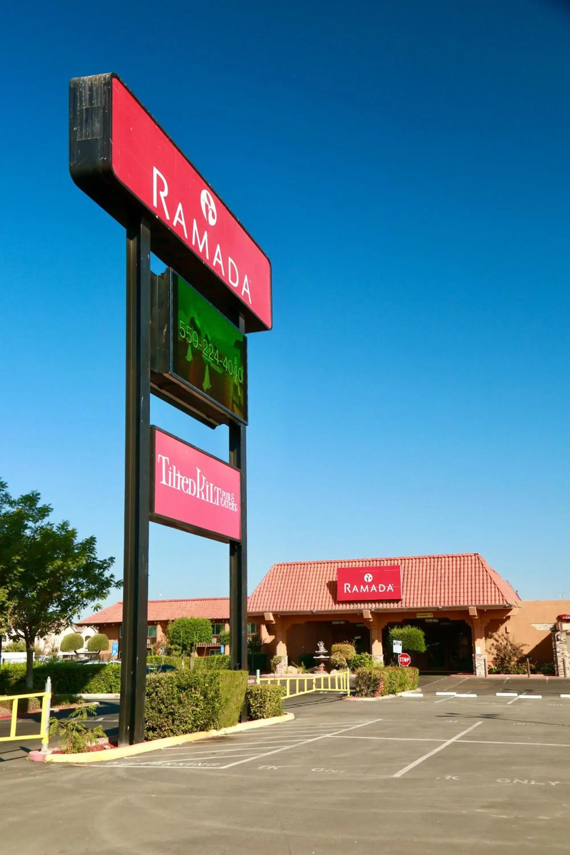 Property building in Ramada by Wyndham Fresno North Property building in Ramada by Wyndham Fresno North