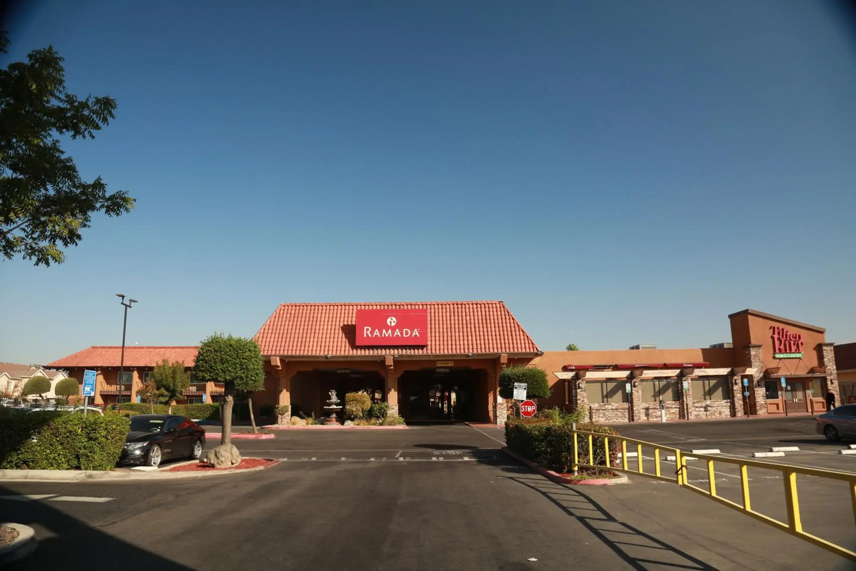 Property building in Ramada by Wyndham Fresno North Property building in Ramada by Wyndham Fresno North