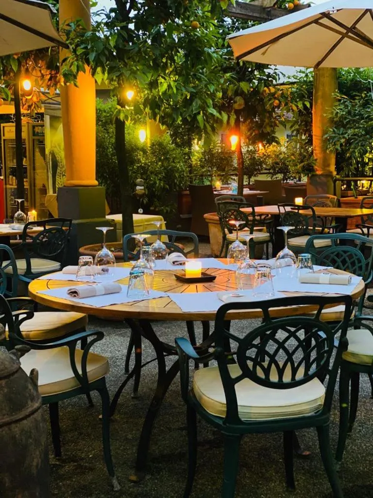 Restaurant/places to eat in Villa Miravalle