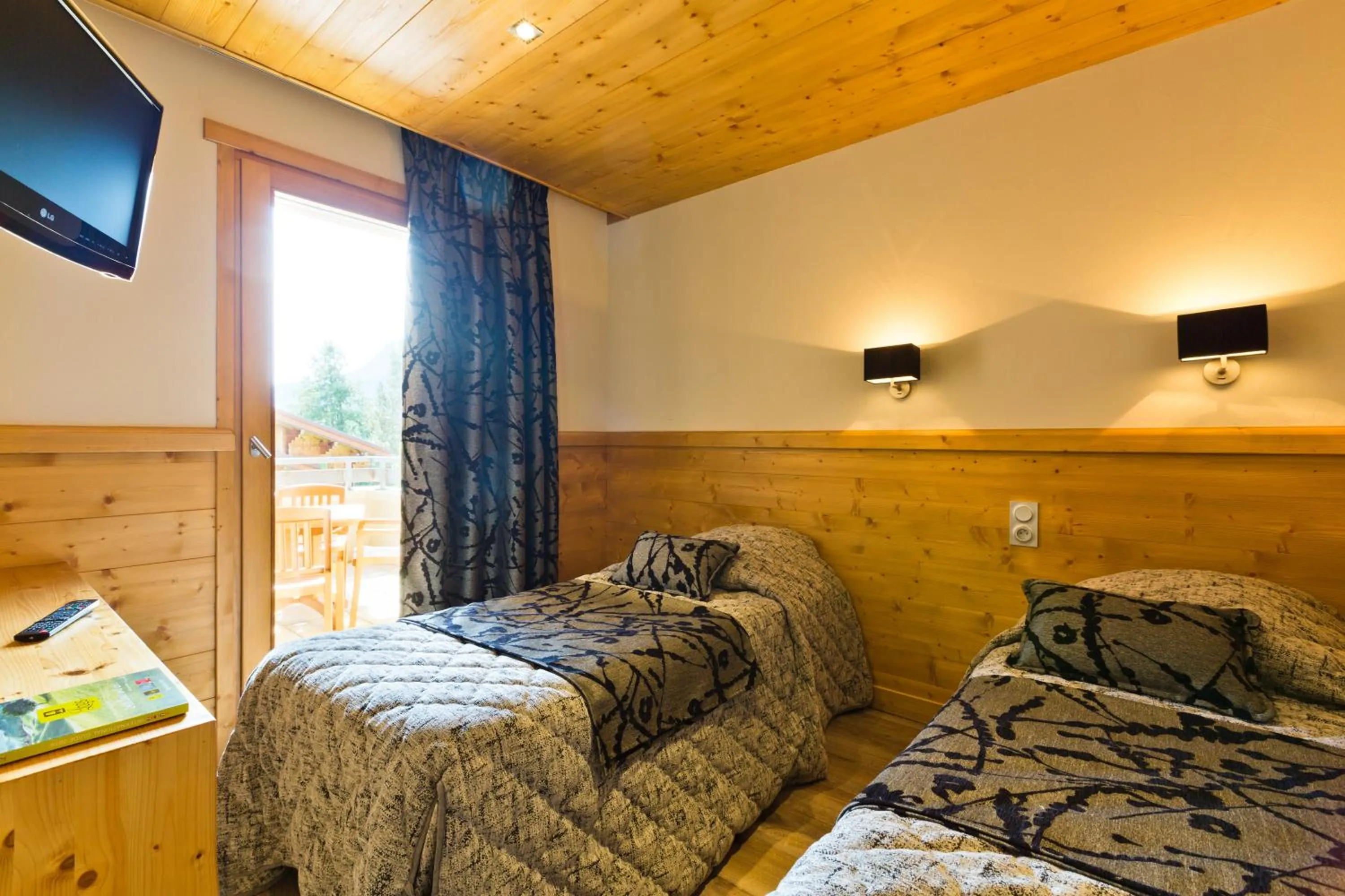 Photo of the whole room, Bed in Logis Hotel & Spa Beau-Site