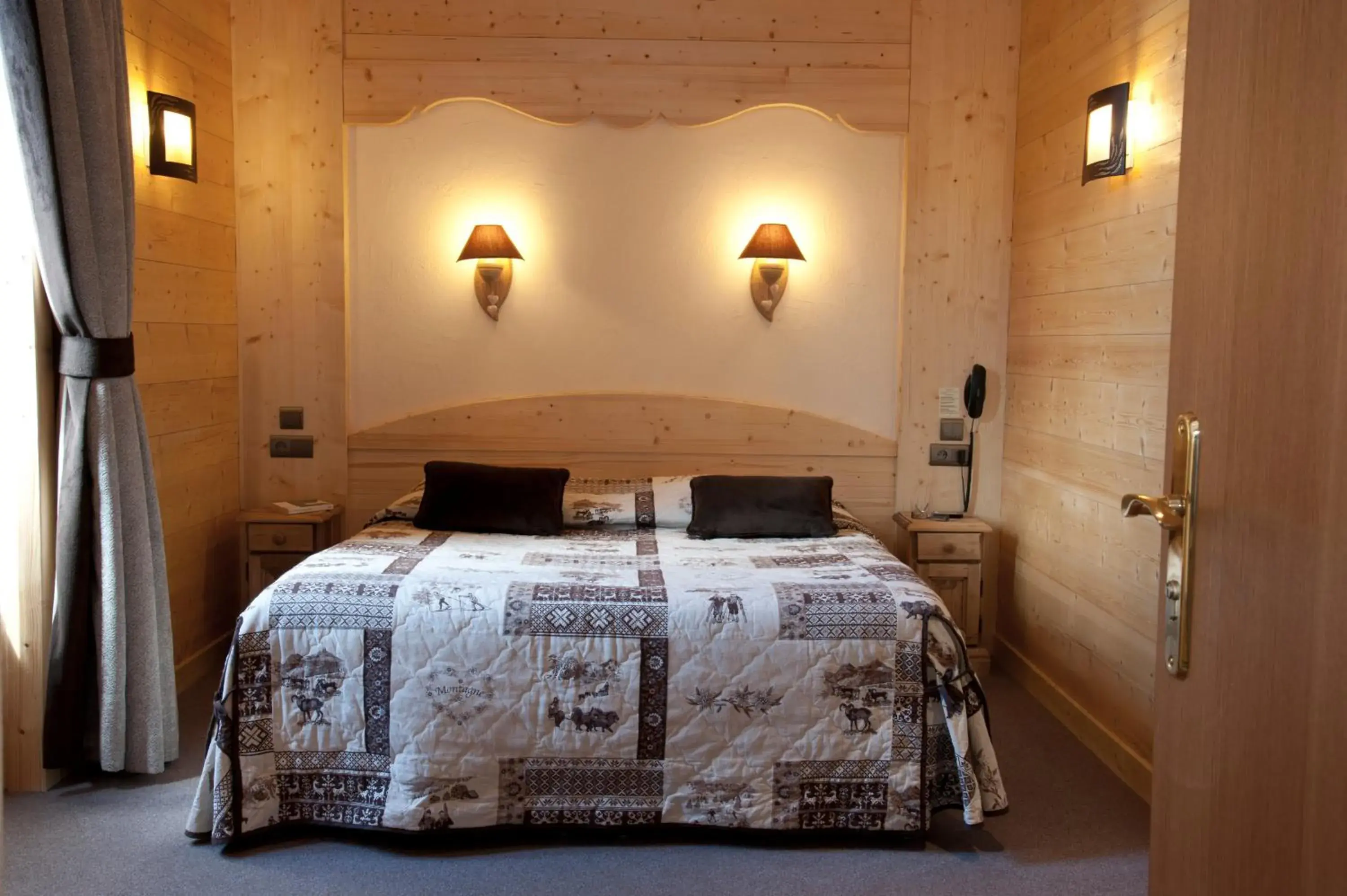 Double Room in Logis Hotel & Spa Beau-Site Double Room in Logis Hotel & Spa Beau-Site