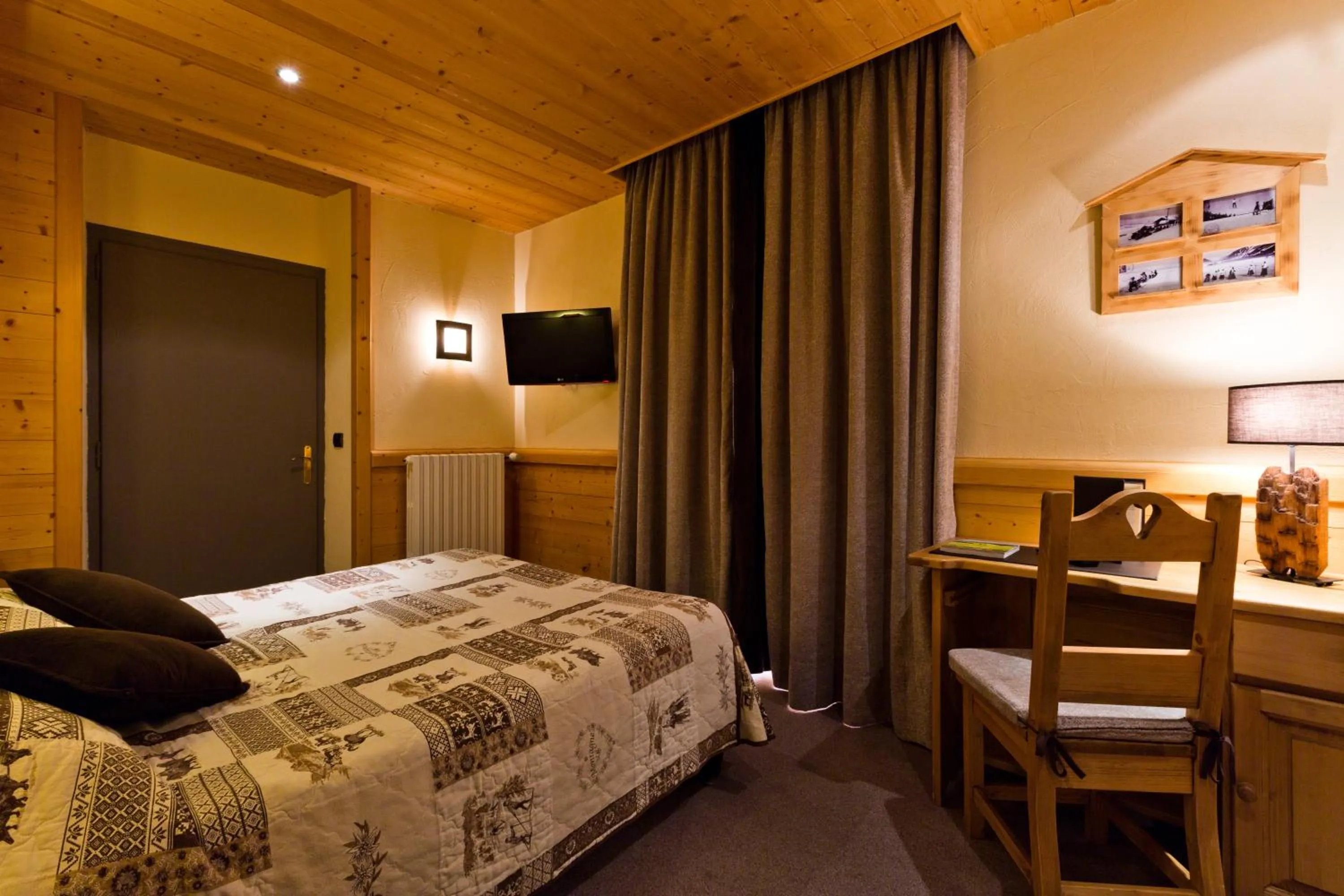 Photo of the whole room, Bed in Logis Hotel & Spa Beau-Site