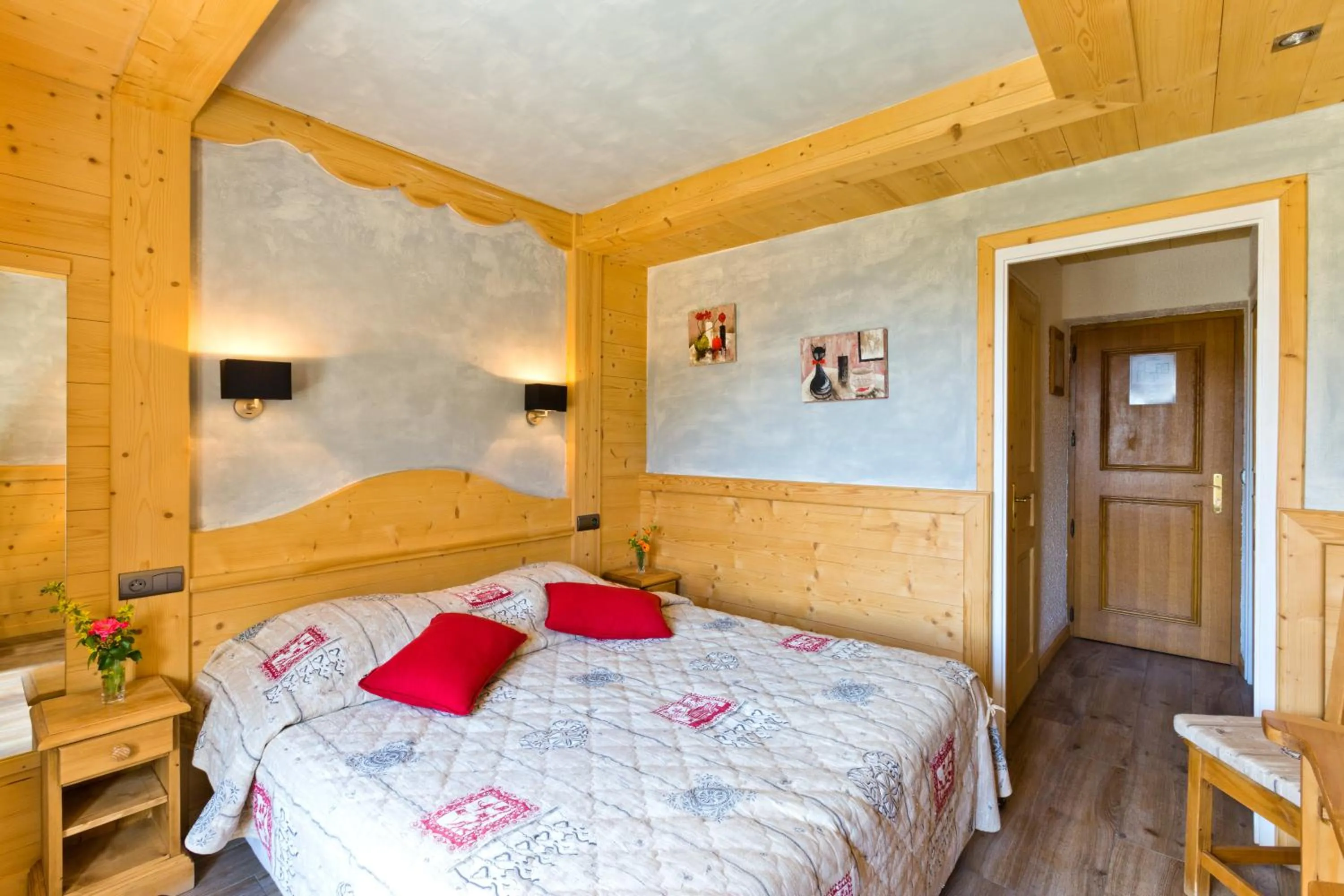 Photo of the whole room, Bed in Logis Hotel & Spa Beau-Site