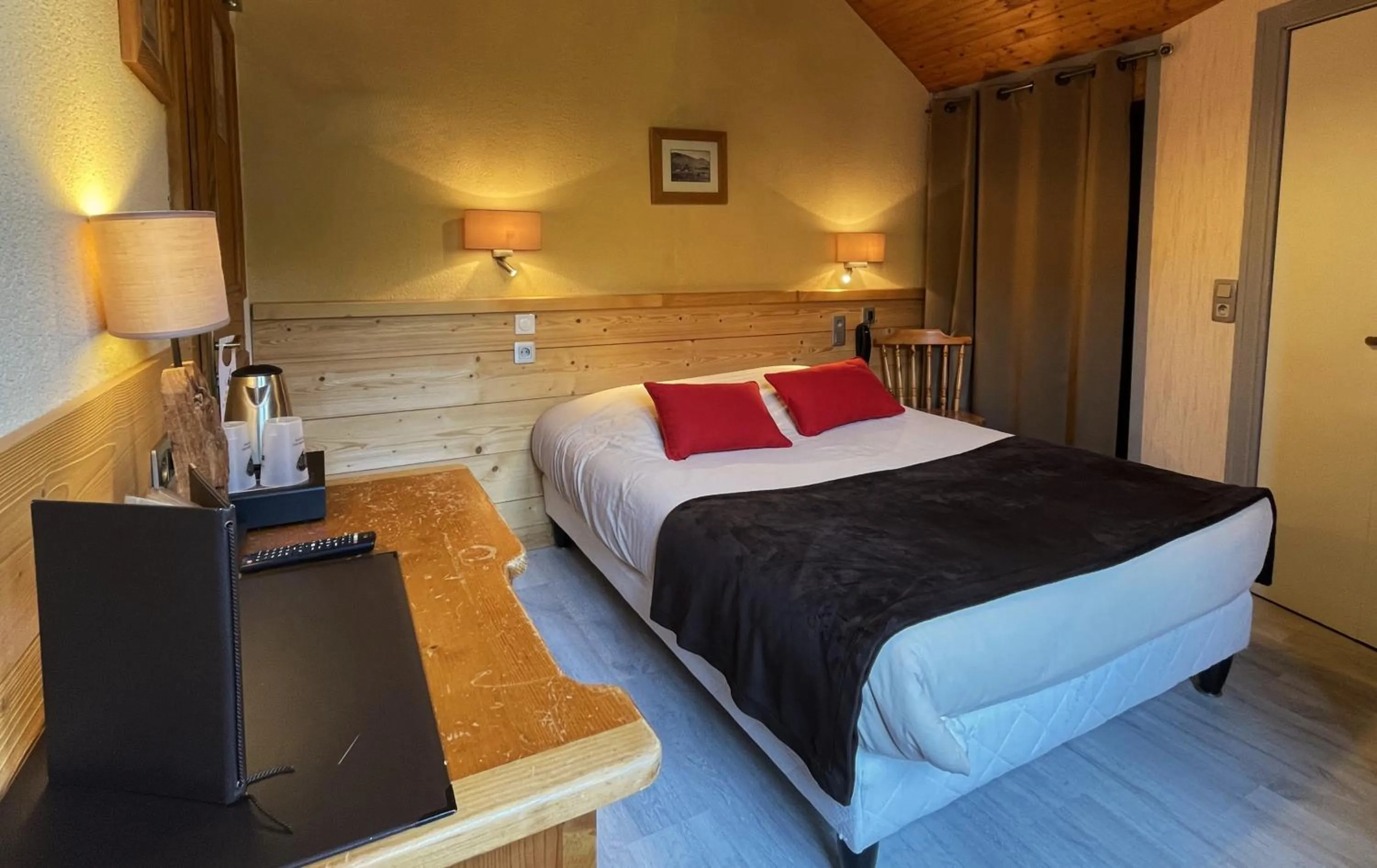 Bedroom, Bed in Logis Hotel & Spa Beau-Site