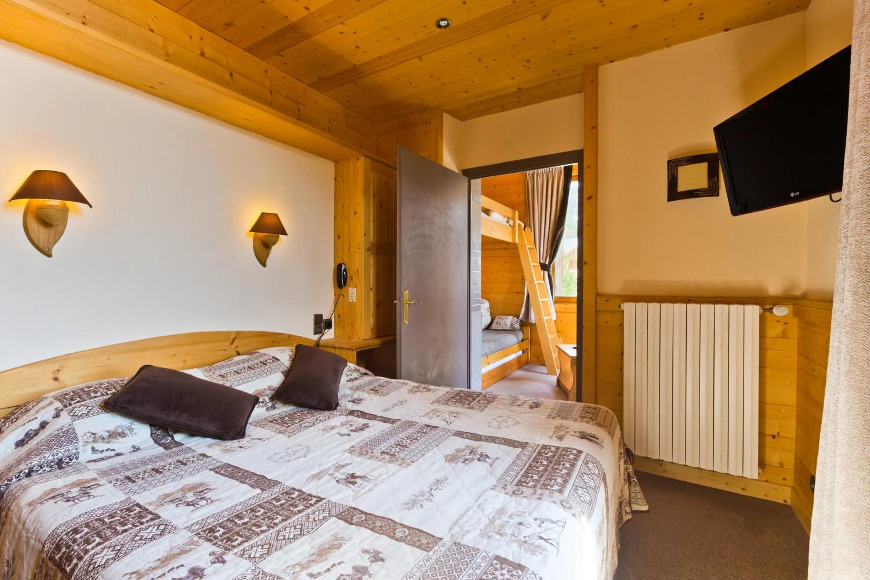 Photo of the whole room, Bed in Logis Hotel & Spa Beau-Site