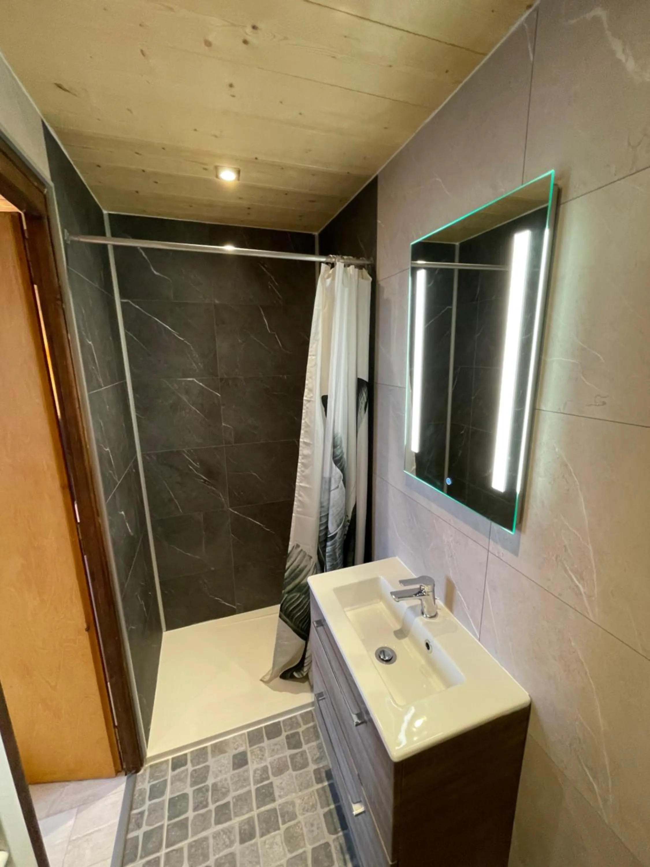 Shower in Logis Hotel & Spa Beau-Site