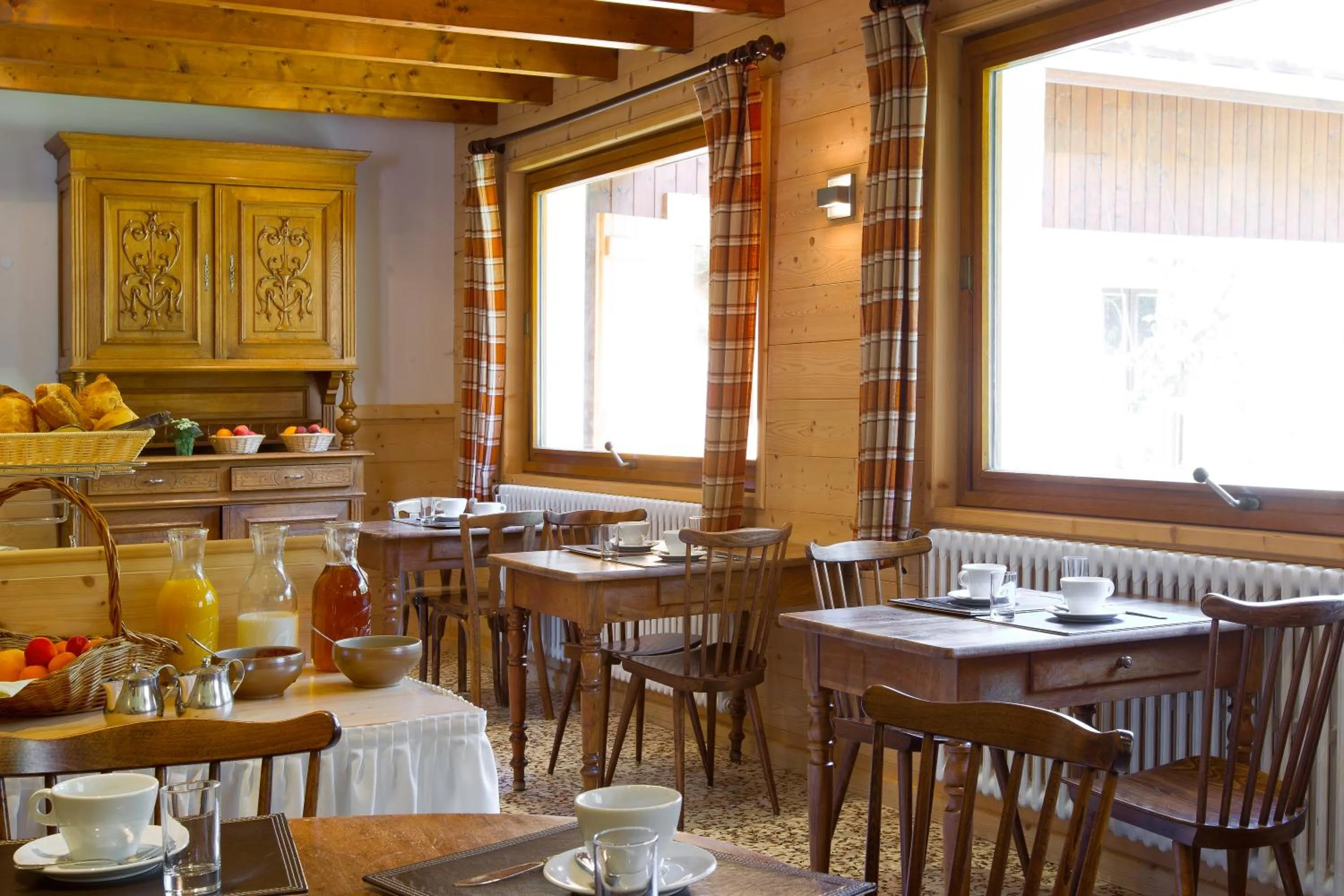 Restaurant/places to eat in Logis Hotel & Spa Beau-Site