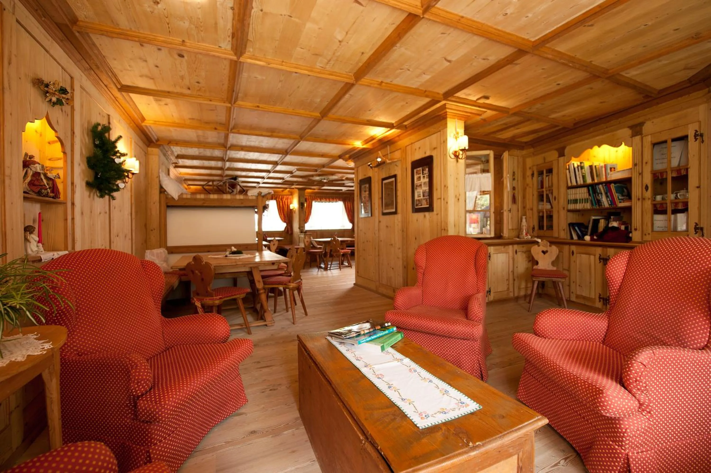 Communal lounge/ TV room in Centro Pineta Family Hotel & Wellness