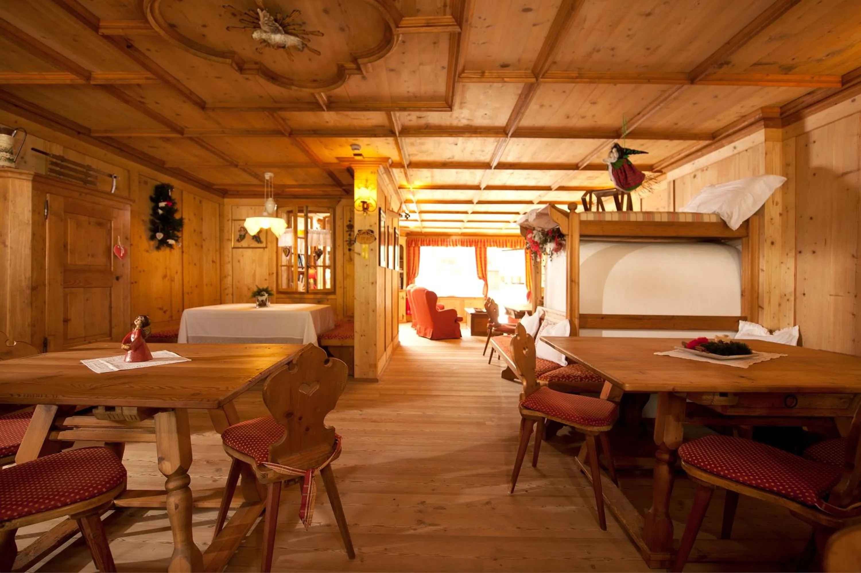 Communal lounge/ TV room in Centro Pineta Family Hotel & Wellness